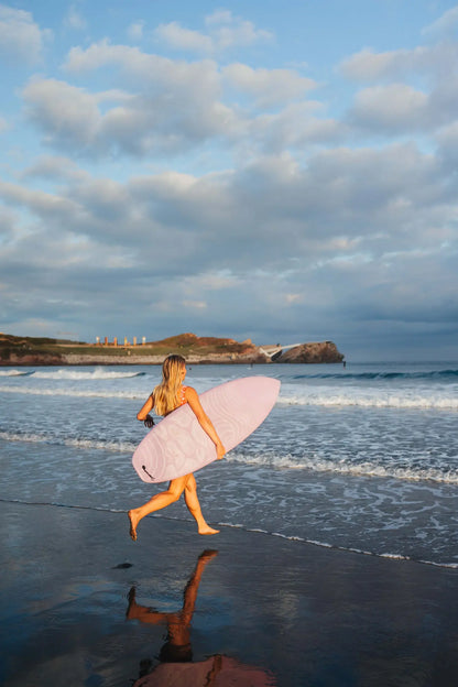 Entrando a surfear con la tabla rosa de fibra squash. 