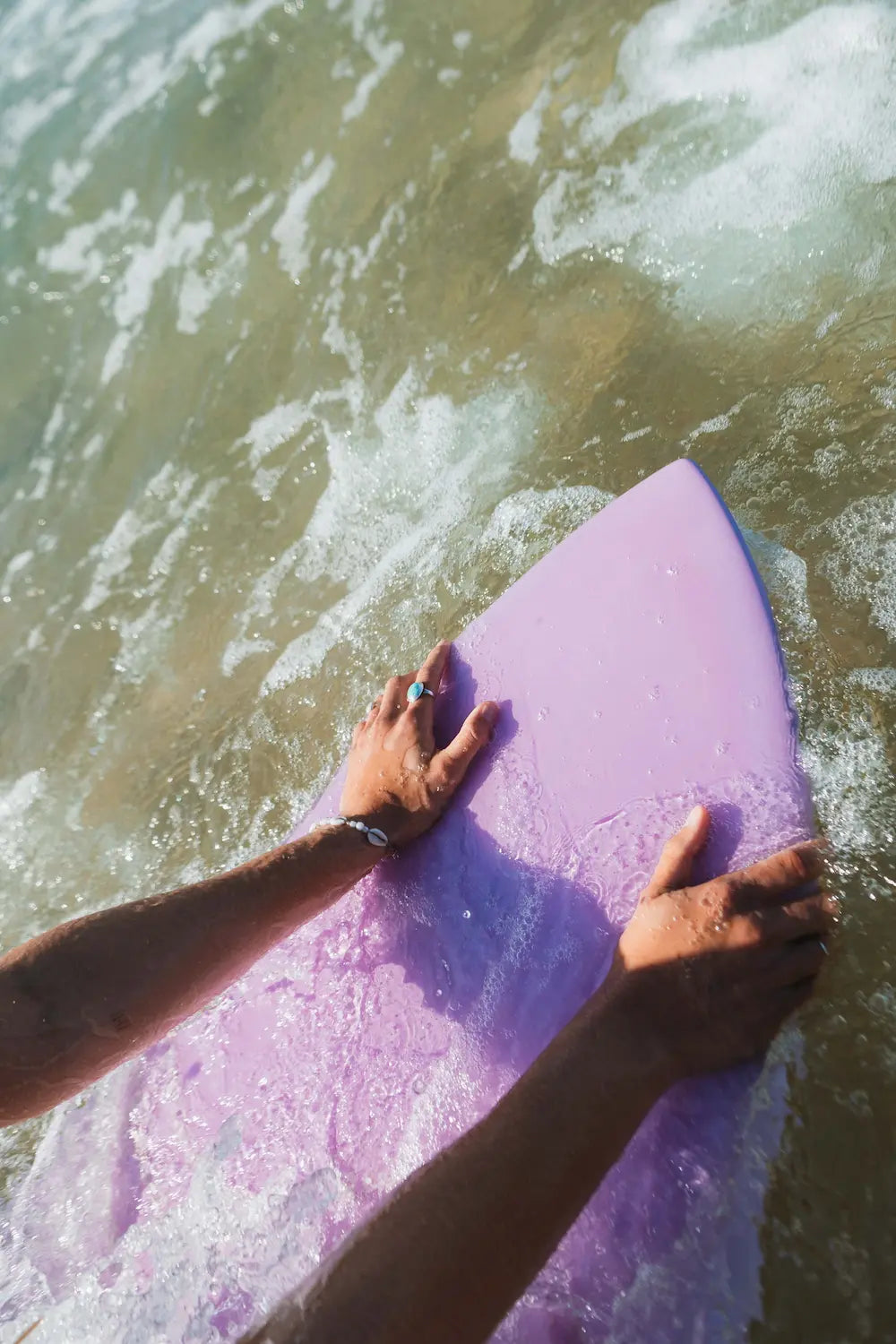Surfeando con la tabla de fibra rosa squash