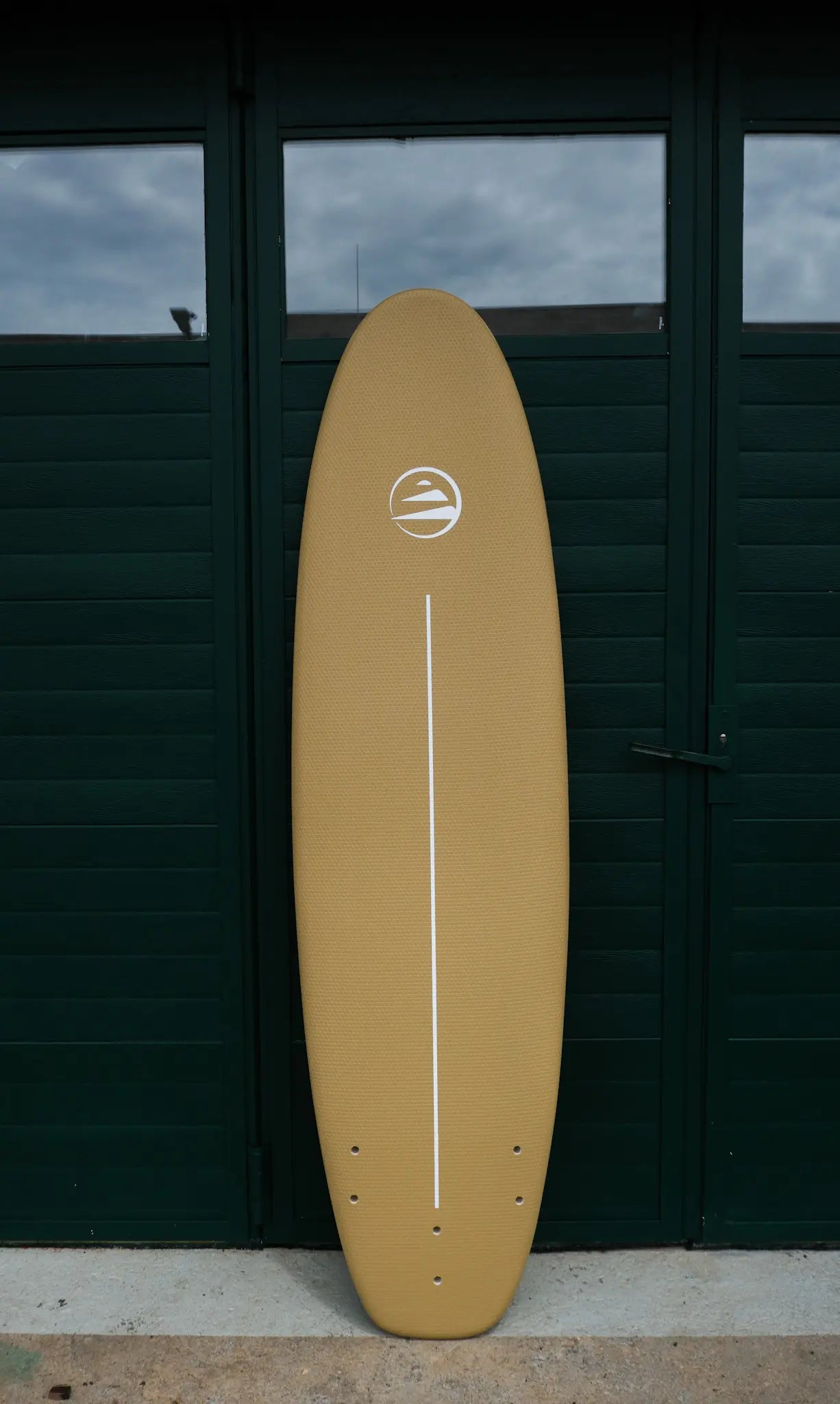 Tabla de surf de iniciación por delante