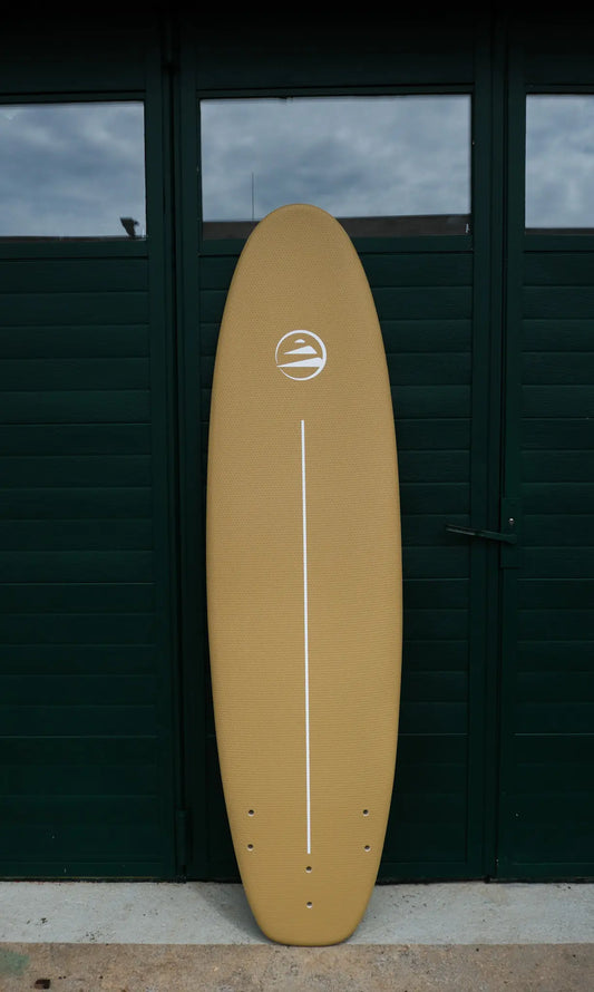 Tabla de surf de iniciación por delante