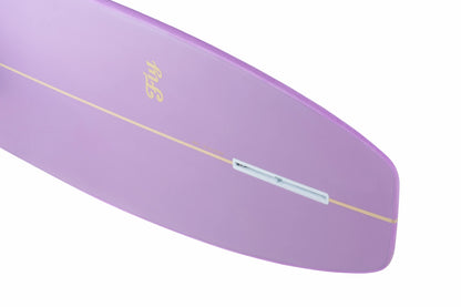 Perspectiva trasera del longboard Moonwalk mostrando la transición del canto hacia el tail en color rosa suave.