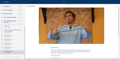 Plataforma FLY ACADEMY formación online de surf en la clase de rutina de movilidad Fer Lamadrid.
