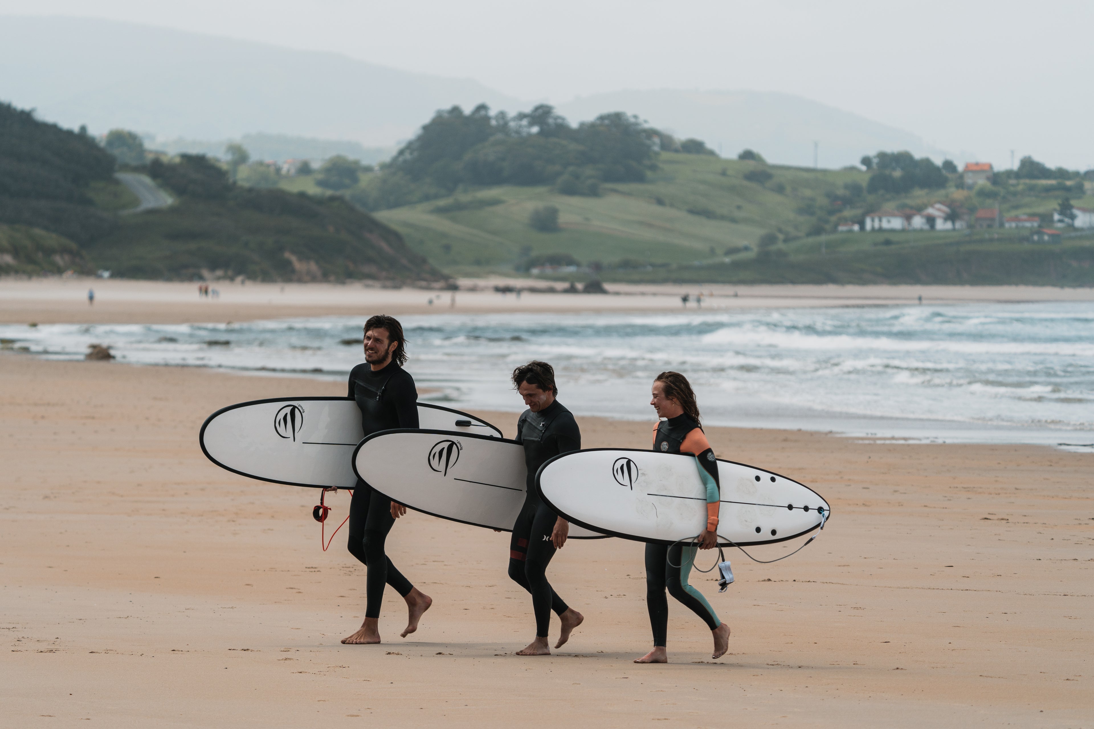 Surfistas en la playa con tablas evolutivas de flysurf 