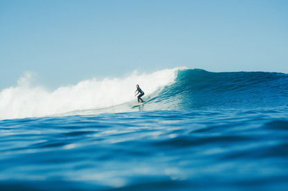 chica surfeando con la tabla apollo gris de flysurf