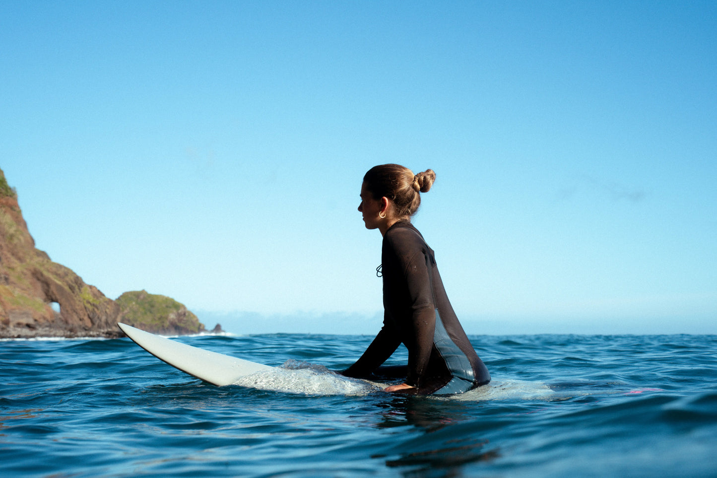 chica sentada en la tabla de surf de fibra gris de flysurf