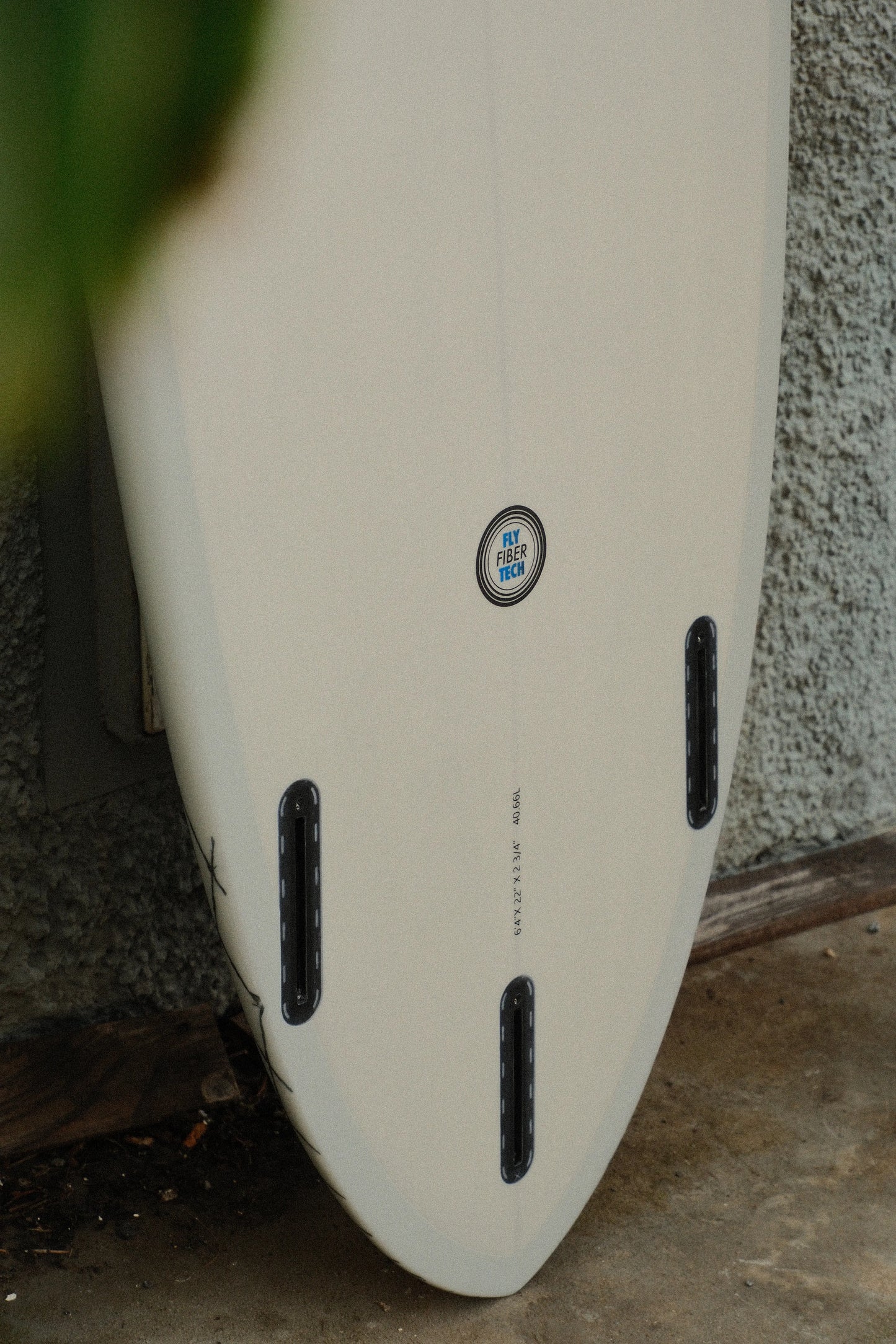 detalle de las quillas de la tabla surf apollo gris

