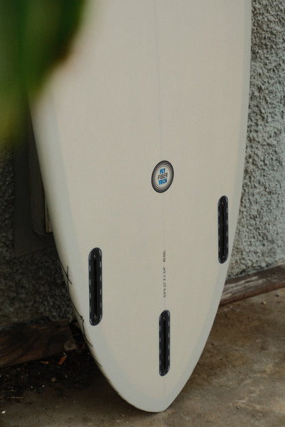 detalle de las quillas de la tabla surf apollo gris
