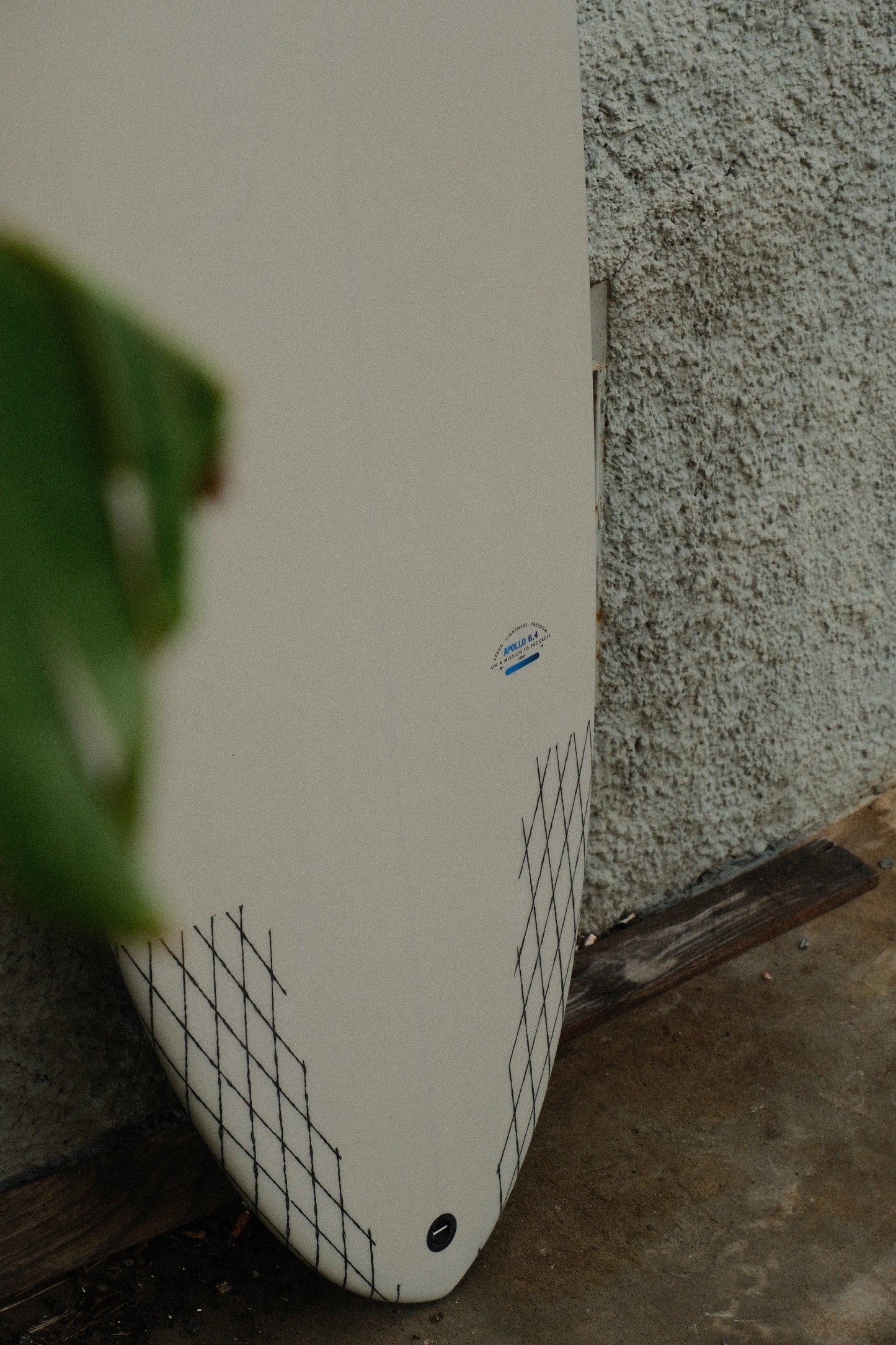 tabla de surf apollo gris de fibra de flysurf detalle del tail