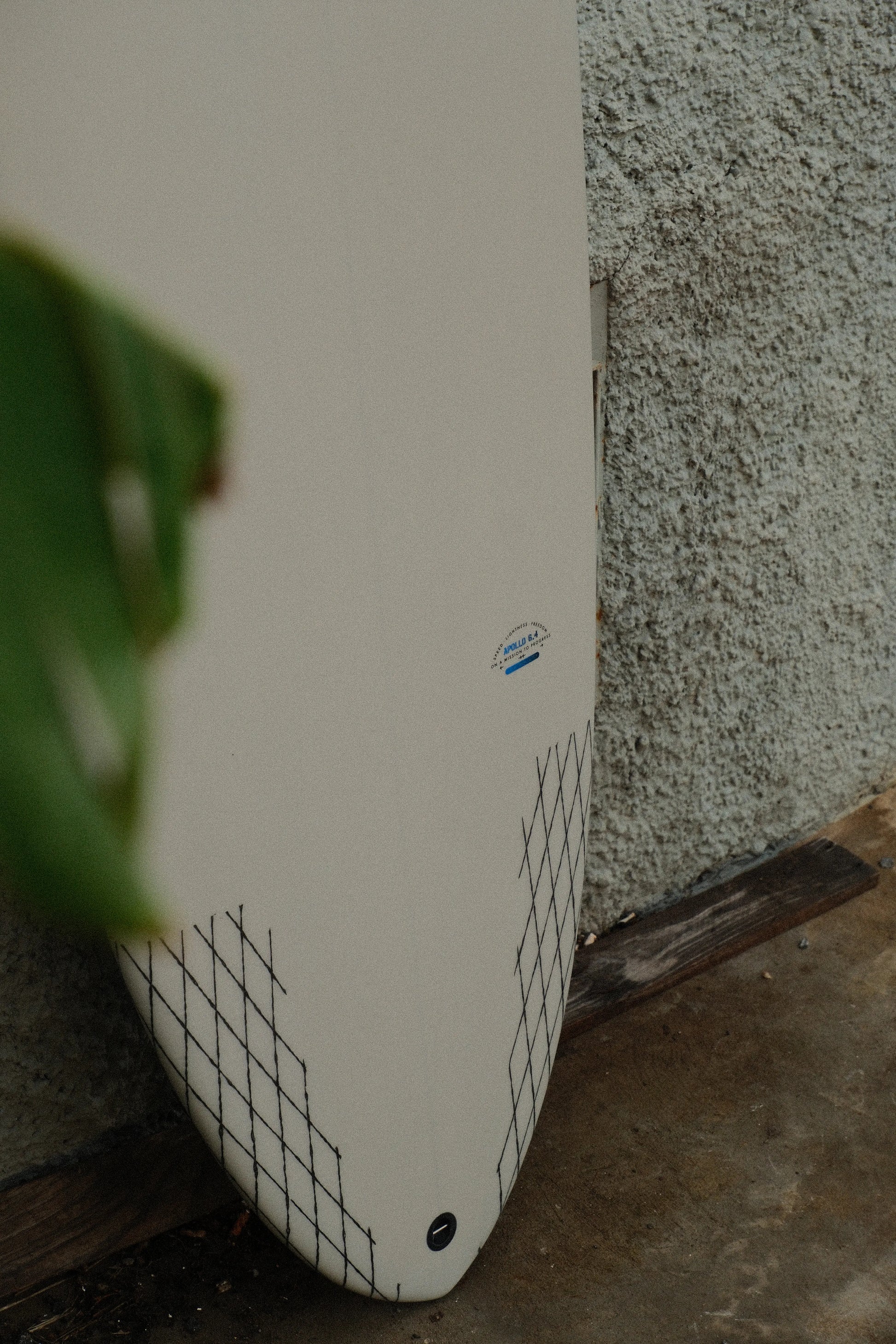 tabla de surf apollo gris de fibra de flysurf detalle del tail