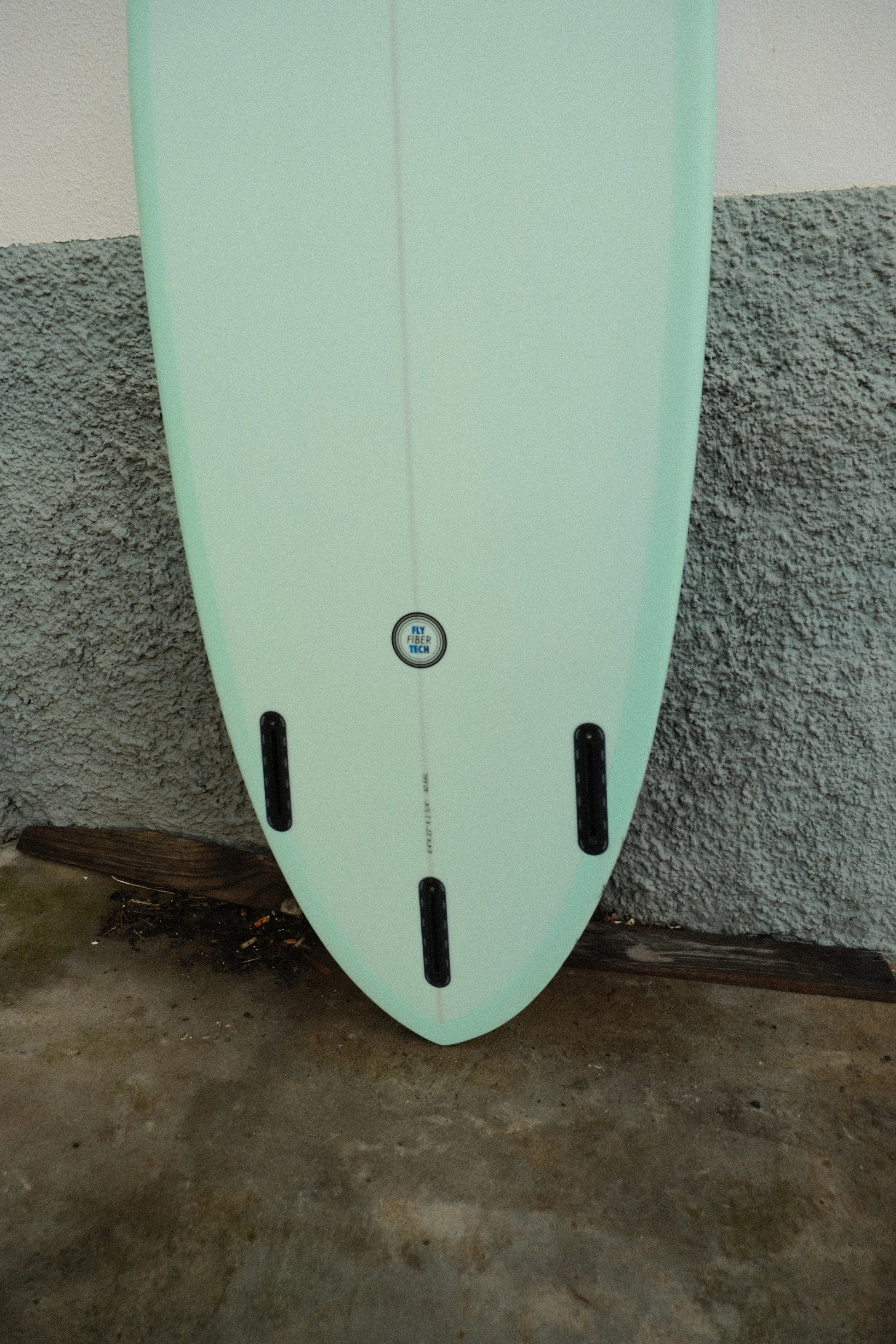  detalle de las quillas de la tabla de surf de fibra color verde apollo 