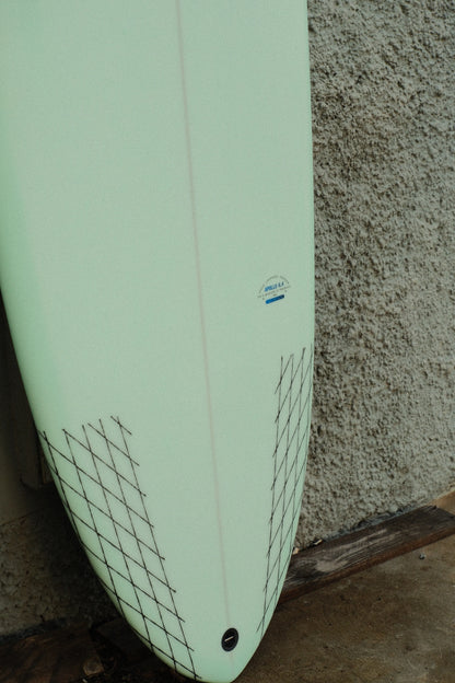 detalle del tail  de la tabla de surf de fibra color verde apollo 