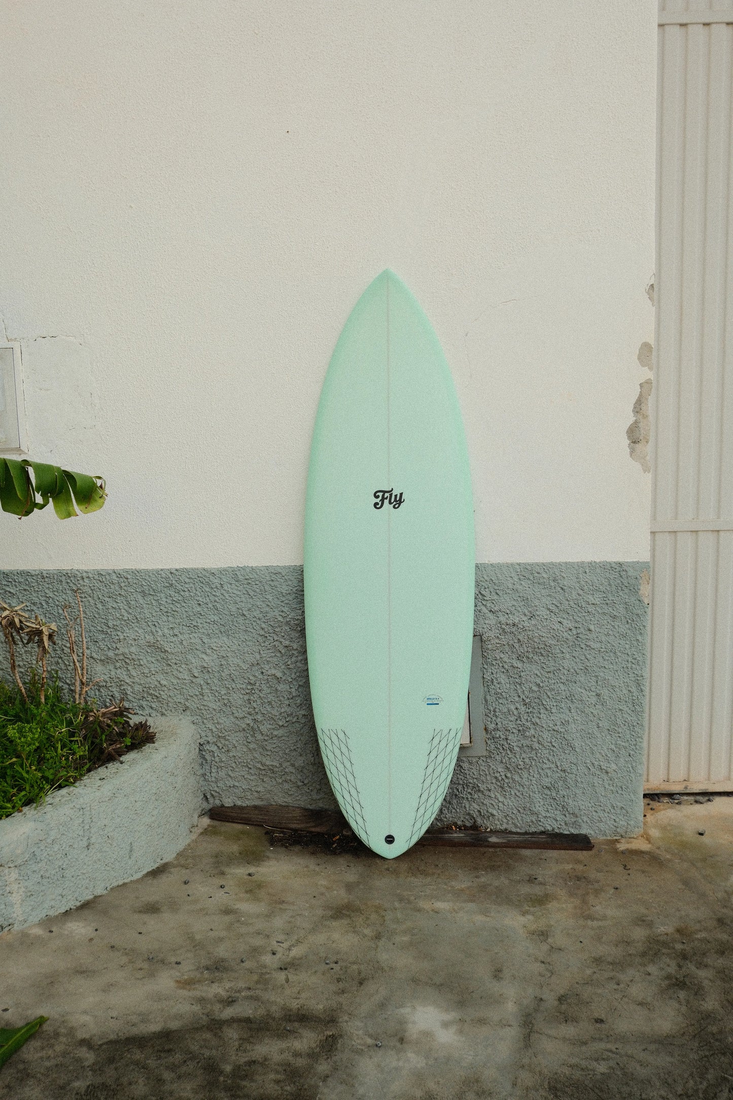 primer plano de la tabla de surf de fibra color verde apollo 