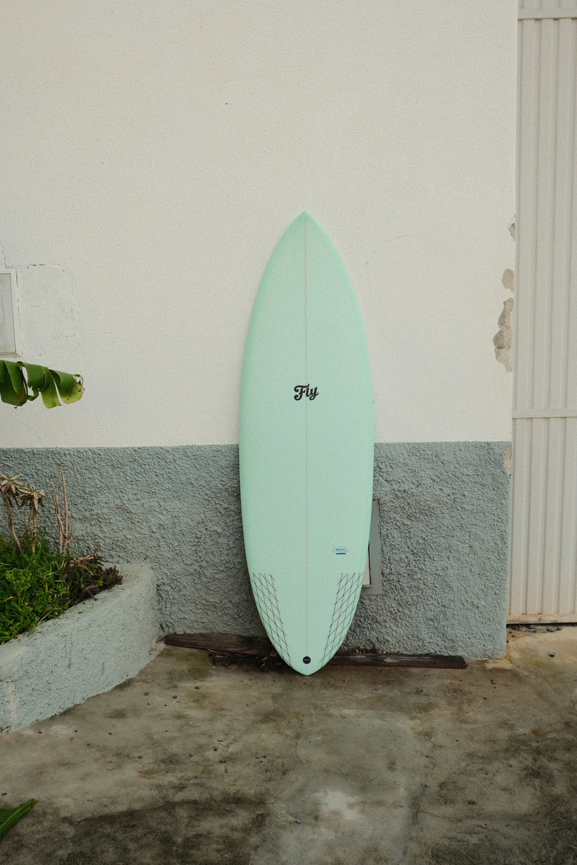 primer plano de la tabla de surf de fibra color verde apollo 