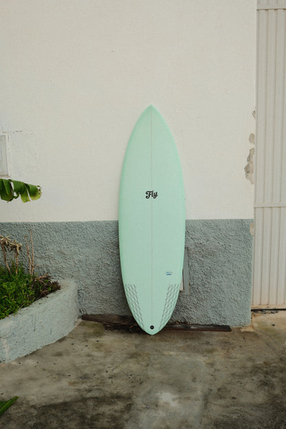 primer plano de la tabla de surf de fibra color verde apollo 