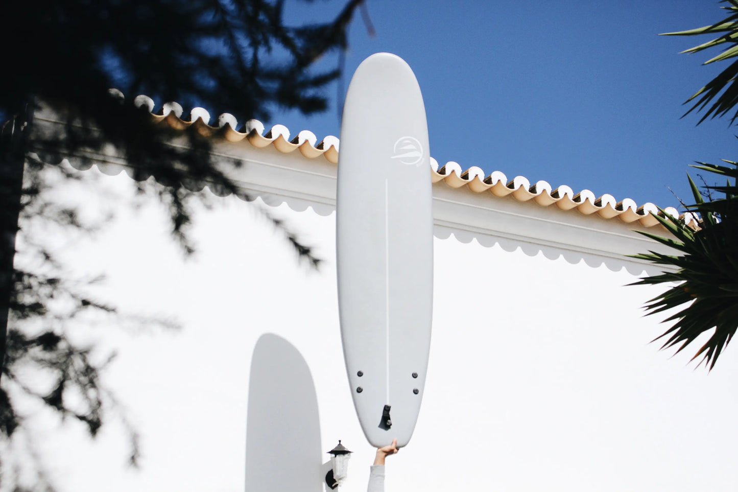 Tabla de surf Cool School Epoxy gris para escuelas de surf y principiantes.