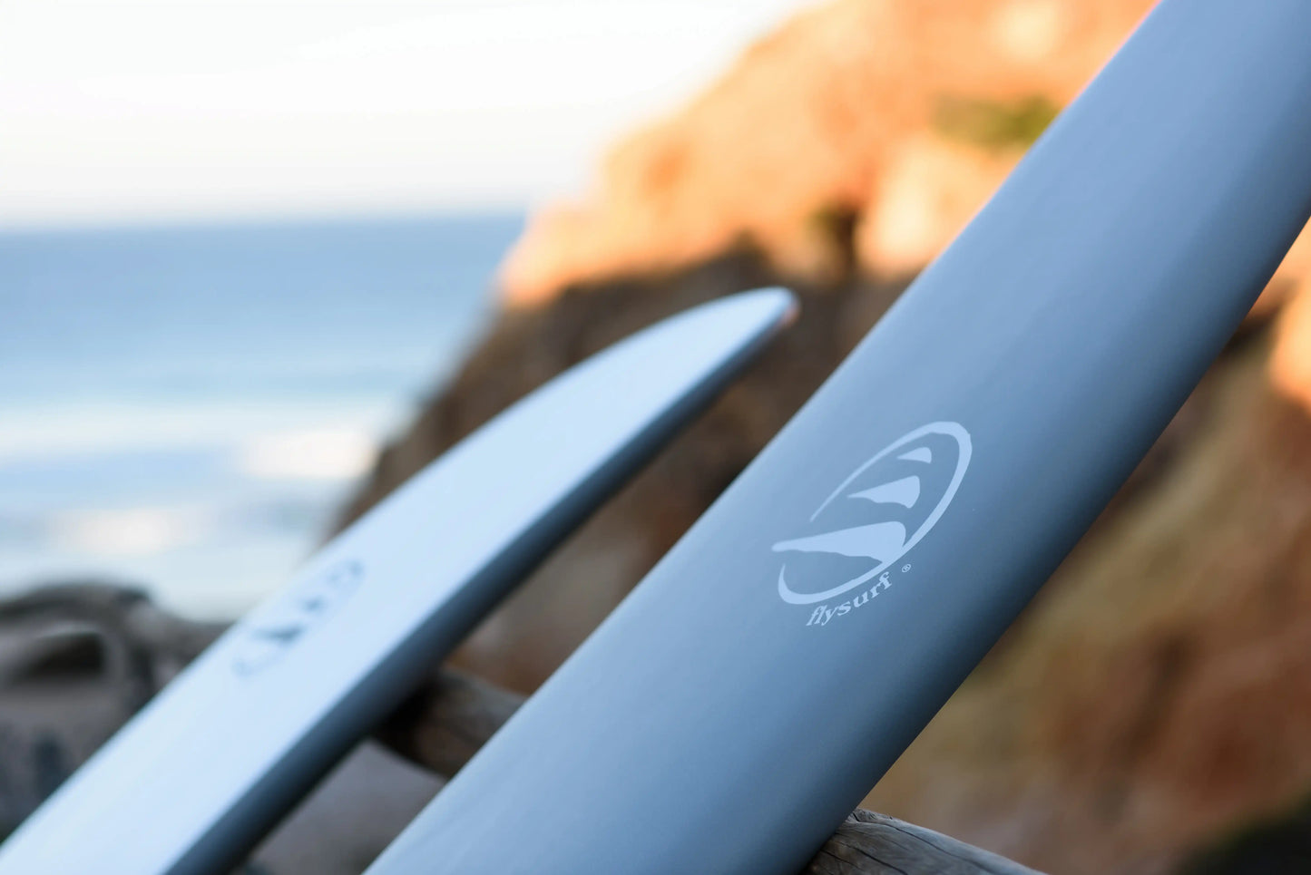 Primer plano detallado del acabado y el logotipo Flysurf de una tabla de surf modelo Cool School Epoxy 8.2.