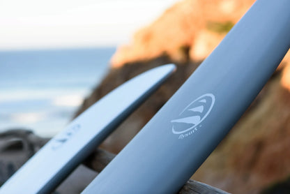 Primer plano detallado del acabado y el logotipo Flysurf de una tabla de surf modelo Cool School Epoxy 8.2.