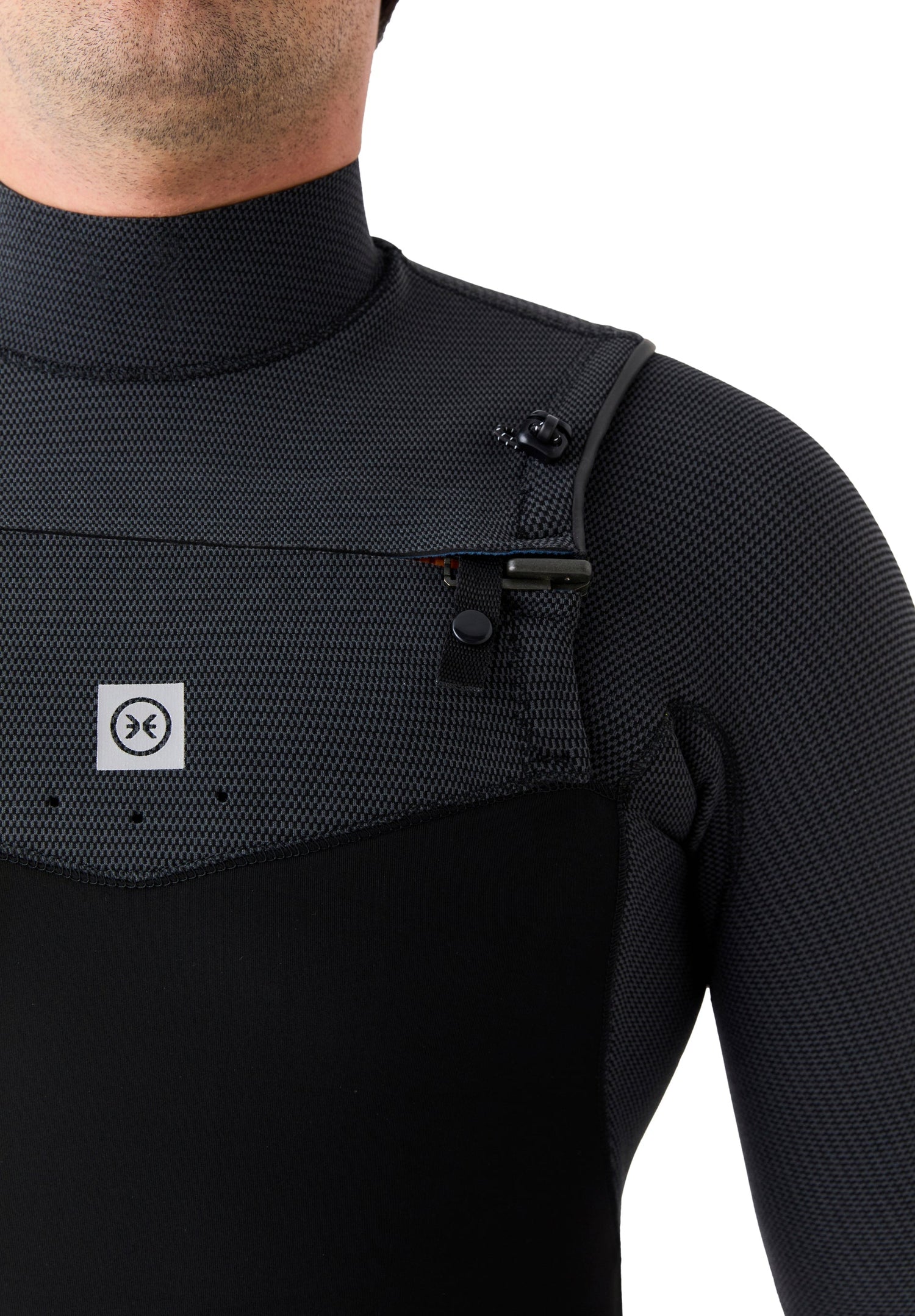 Acercamiento a la zona del cuello y solapa del pecho, diseñada para minimizar la entrada de agua en el interior del traje.