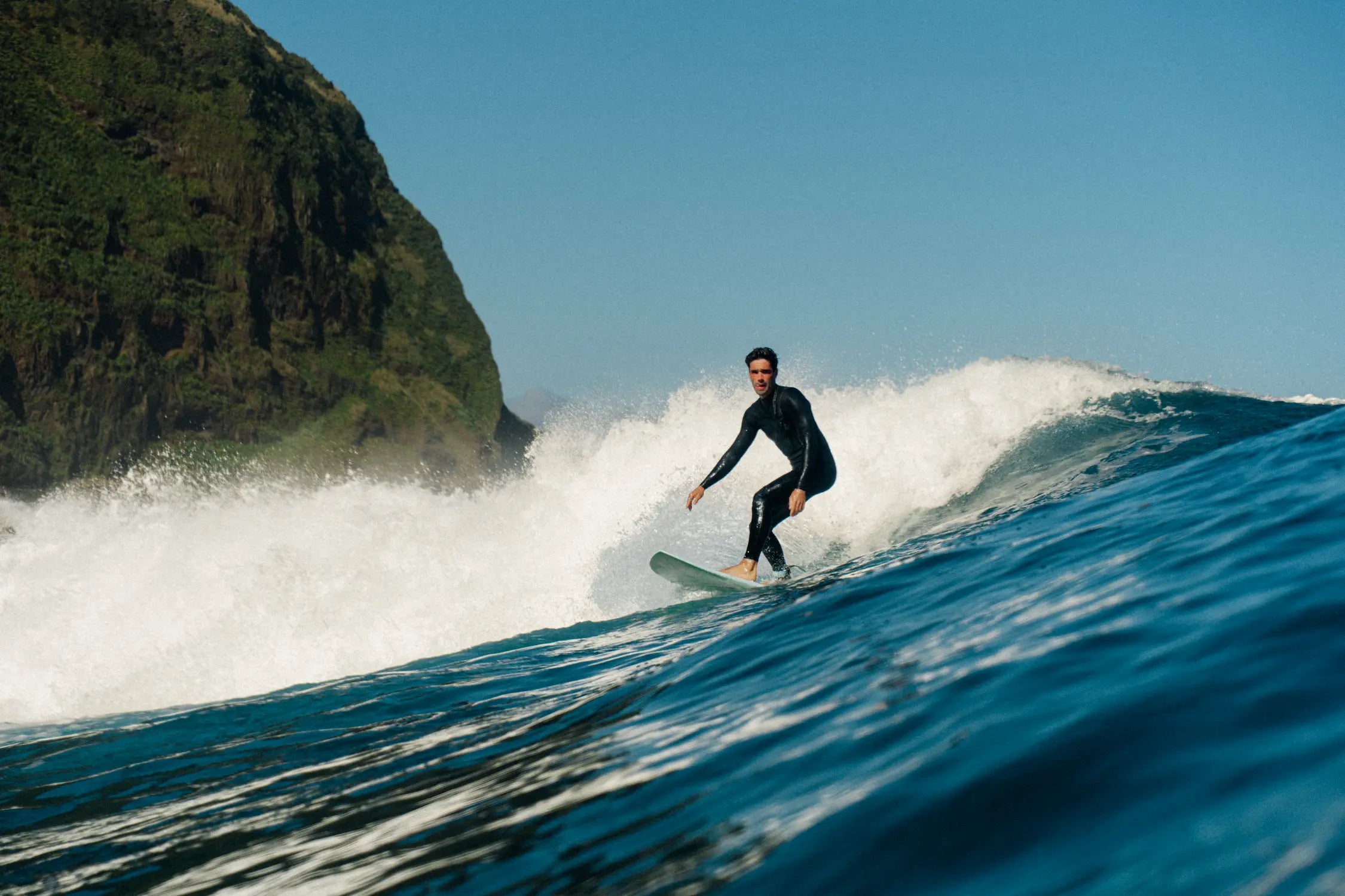 Alex surfeando una ola en el viaje de costa rica con la tabla de surf Apollo 6.4