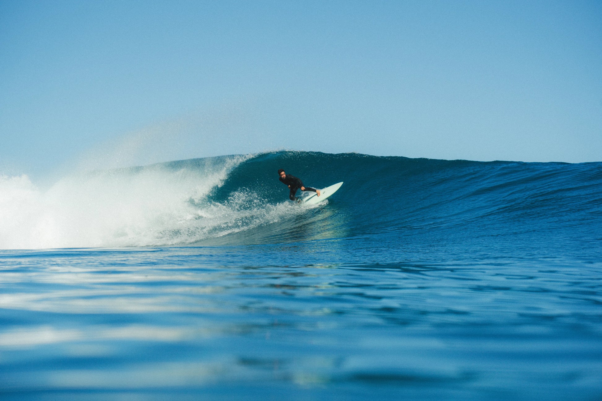chico surfeando con la tabla de surf apollo de flysurf
