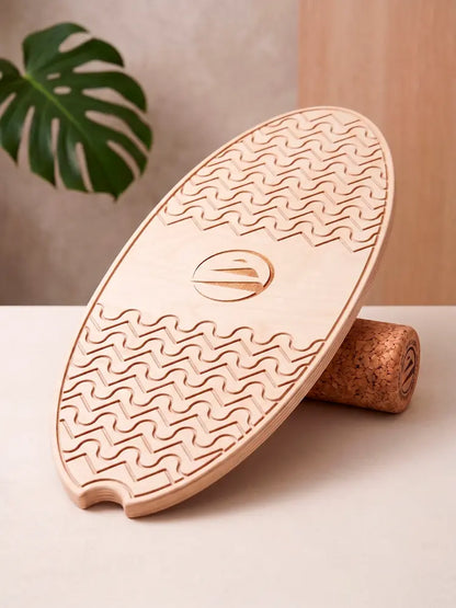 El balance board de surf en foto de estudio con una planta atrás.