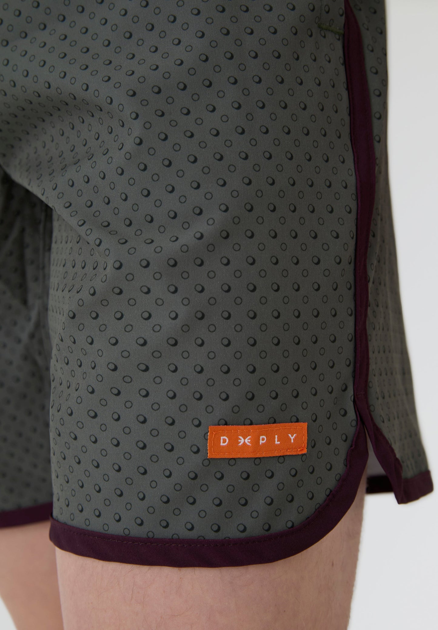 Detalle logotipo Deeply bordado en contraste bañador surf Beach hombre