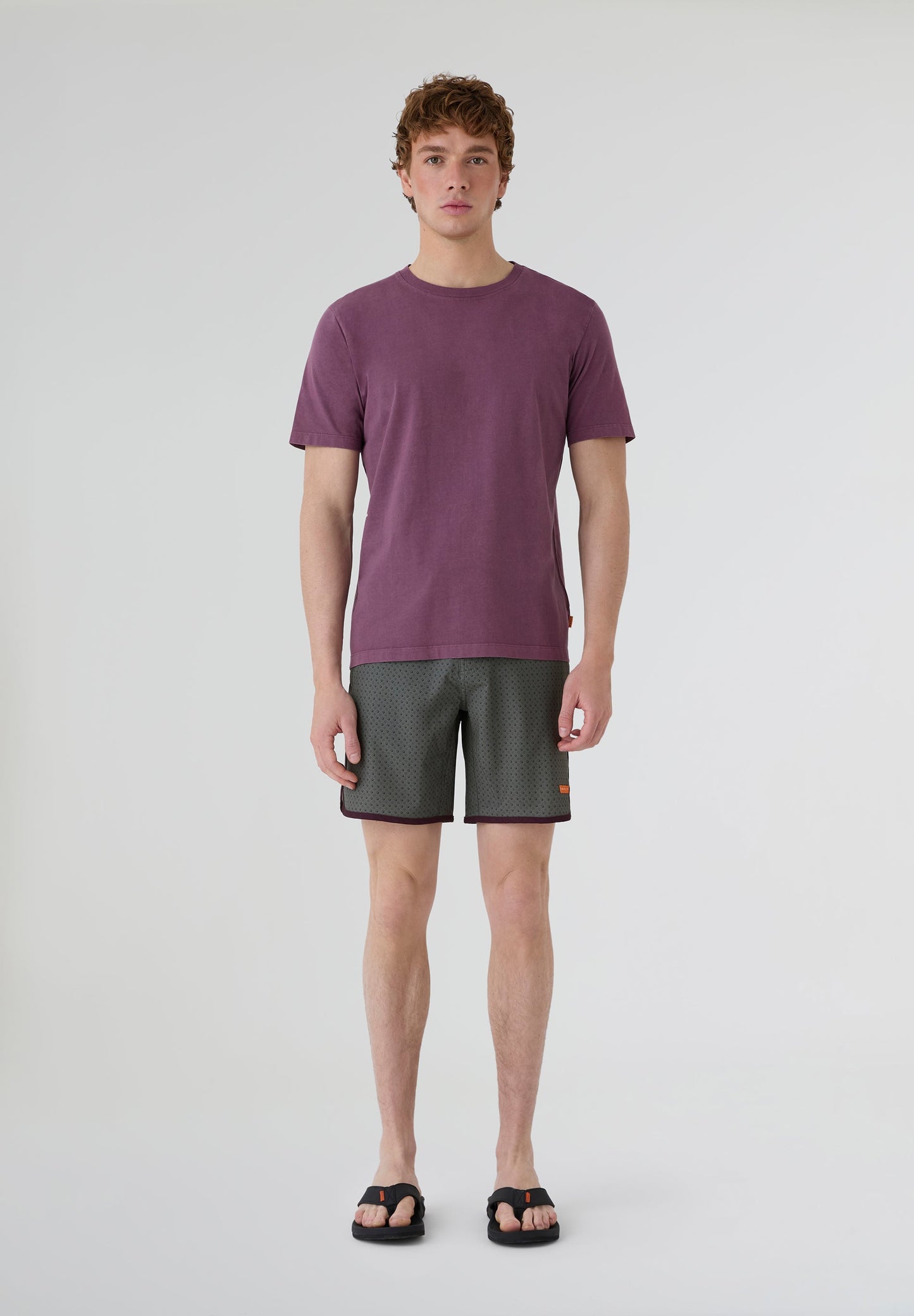 Bañador surf hombre Deeply Beach boardshort gris oscuro vista frontal con modelo