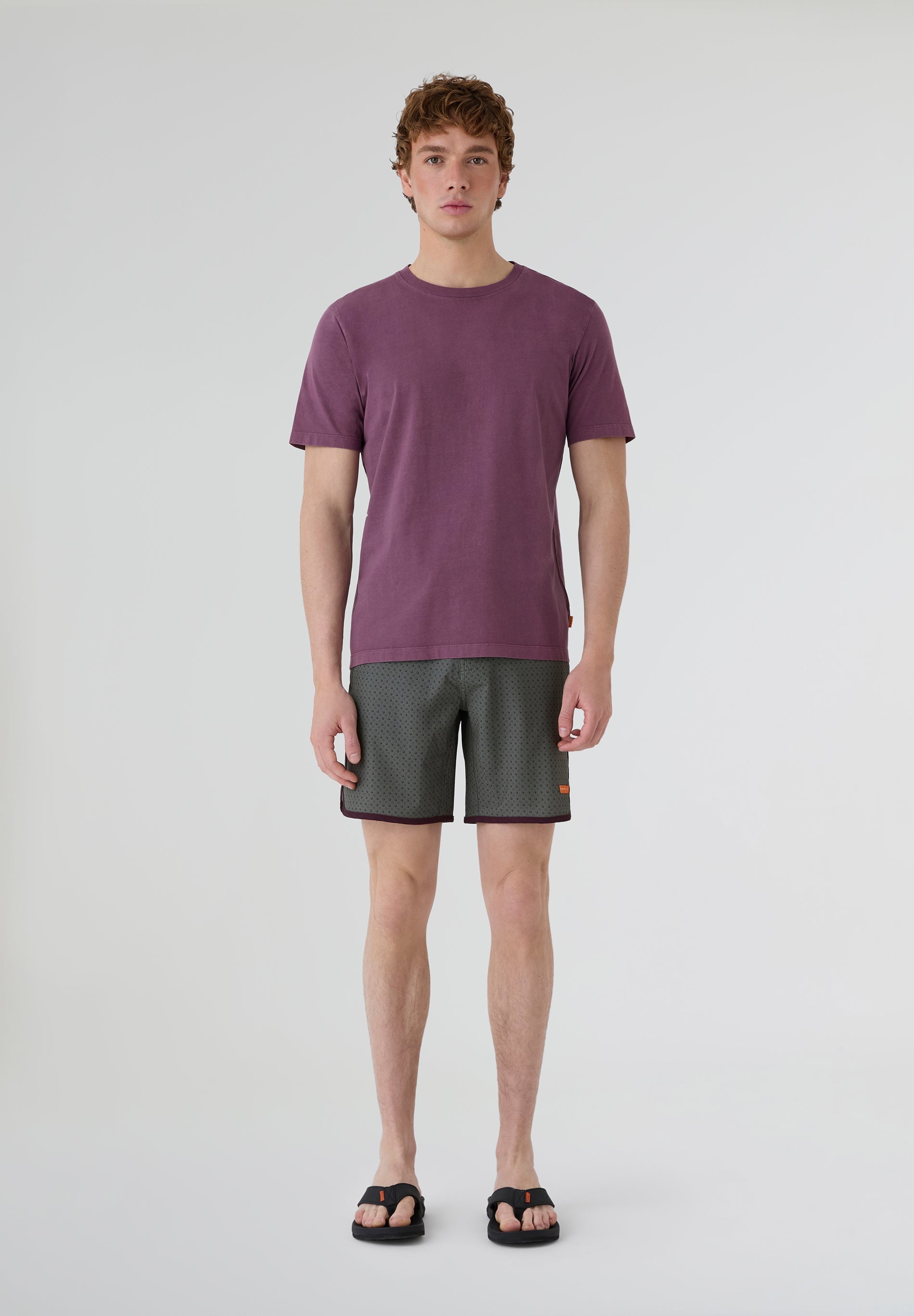 Bañador surf hombre Deeply Beach boardshort gris oscuro vista frontal con modelo