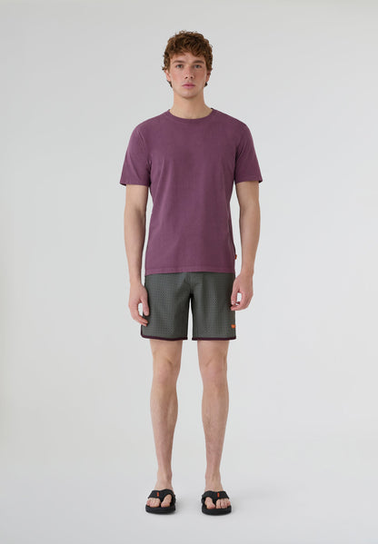 Bañador surf hombre Deeply Beach boardshort gris oscuro vista frontal con modelo