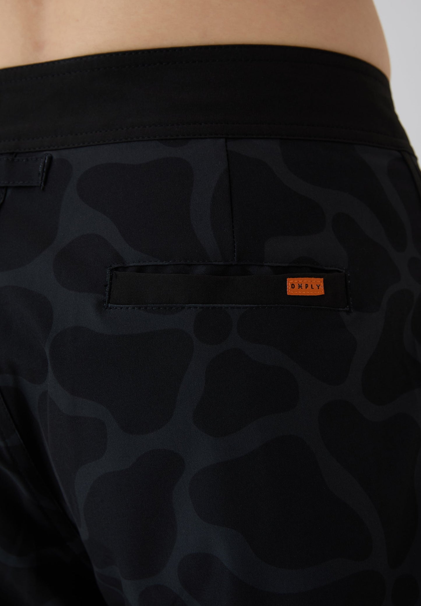 Detalle bolsillo lateral naranja bañador surf hombre Deeply Beach negro