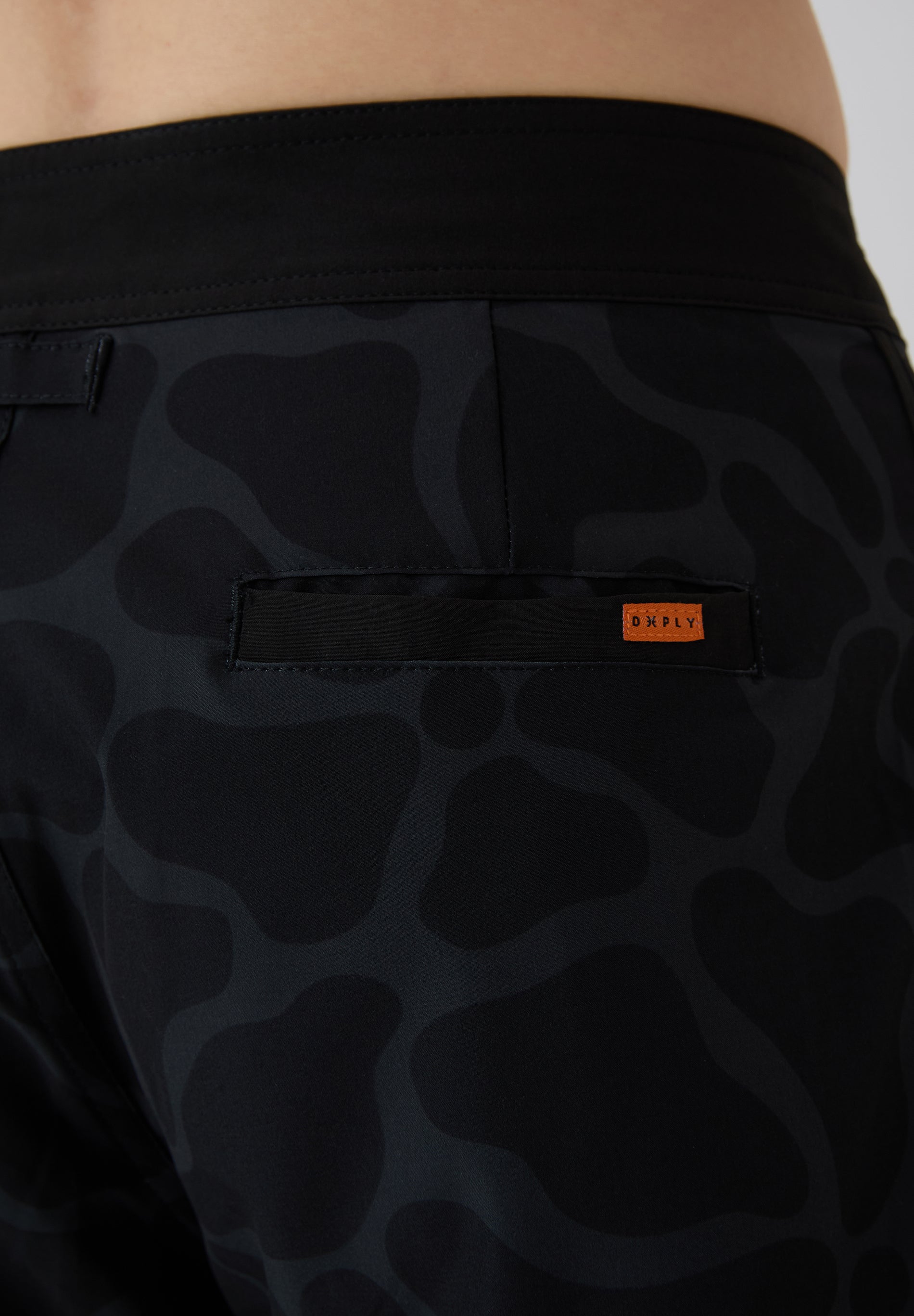 Detalle bolsillo lateral naranja bañador surf hombre Deeply Beach negro