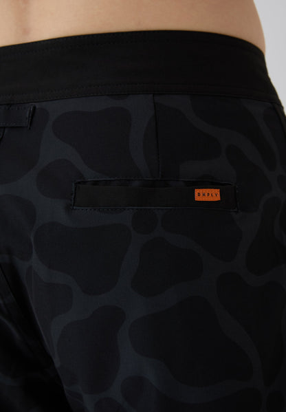 Detalle bolsillo lateral naranja bañador surf hombre Deeply Beach negro