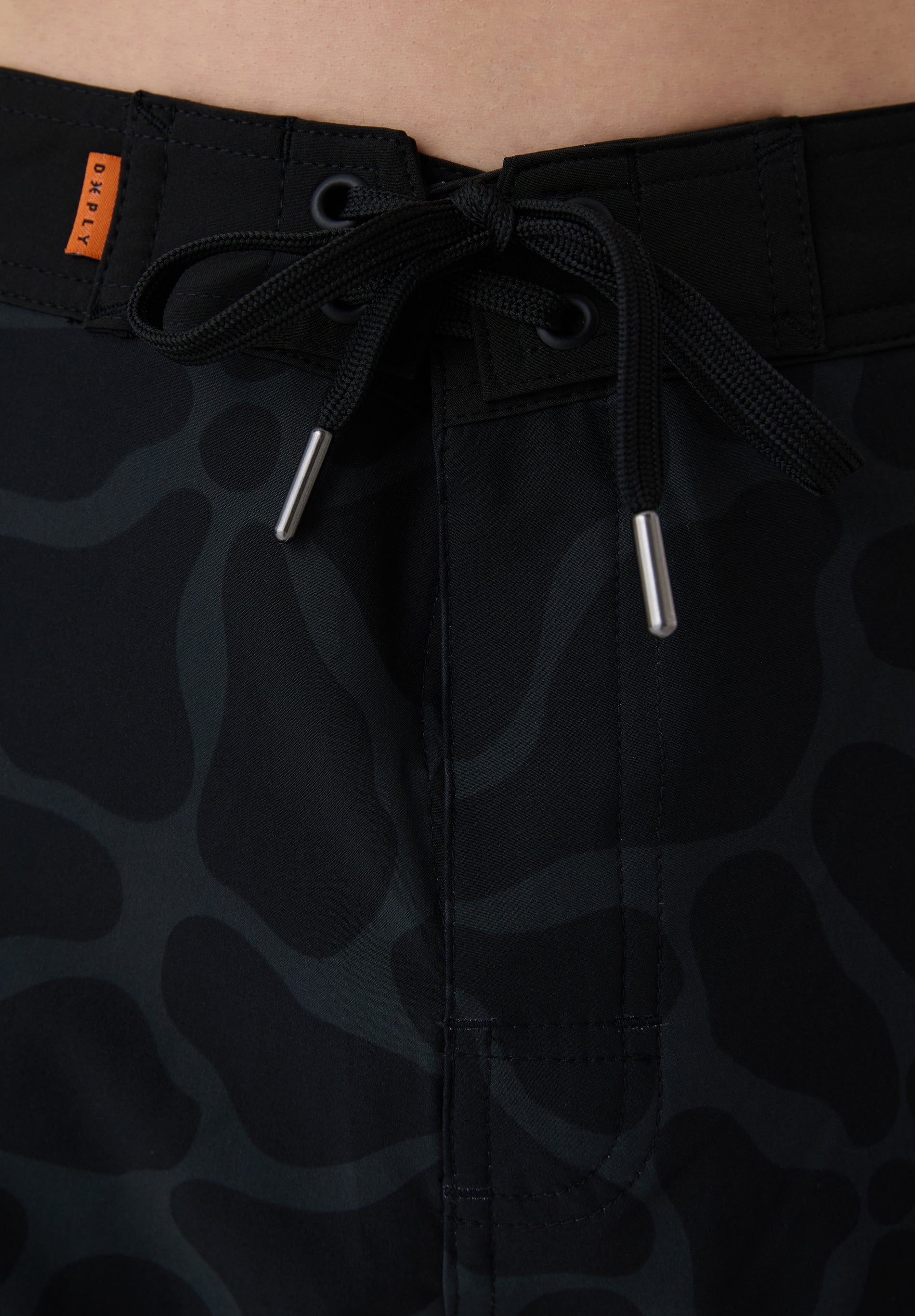 Detalle cintura y cordón naranja bañador surf hombre Deeply Beach negro estampado