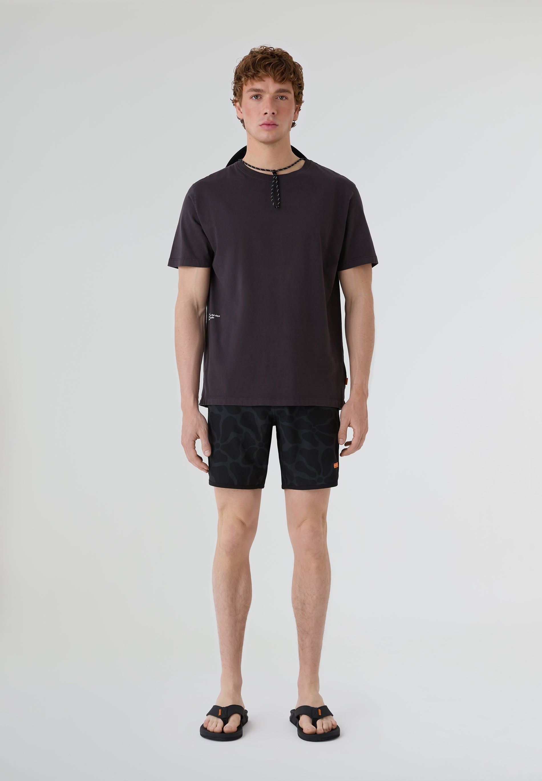 Bañador surf hombre Deeply Beach negro estampado con modelo vista completa