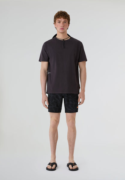 Bañador surf hombre Deeply Beach negro estampado con modelo vista completa