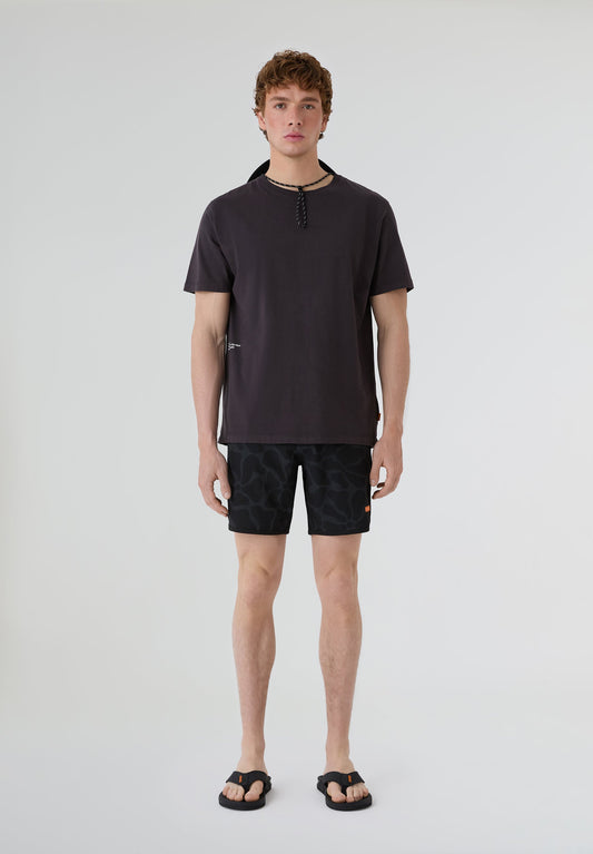 Bañador surf hombre Deeply Beach negro estampado con modelo vista completa