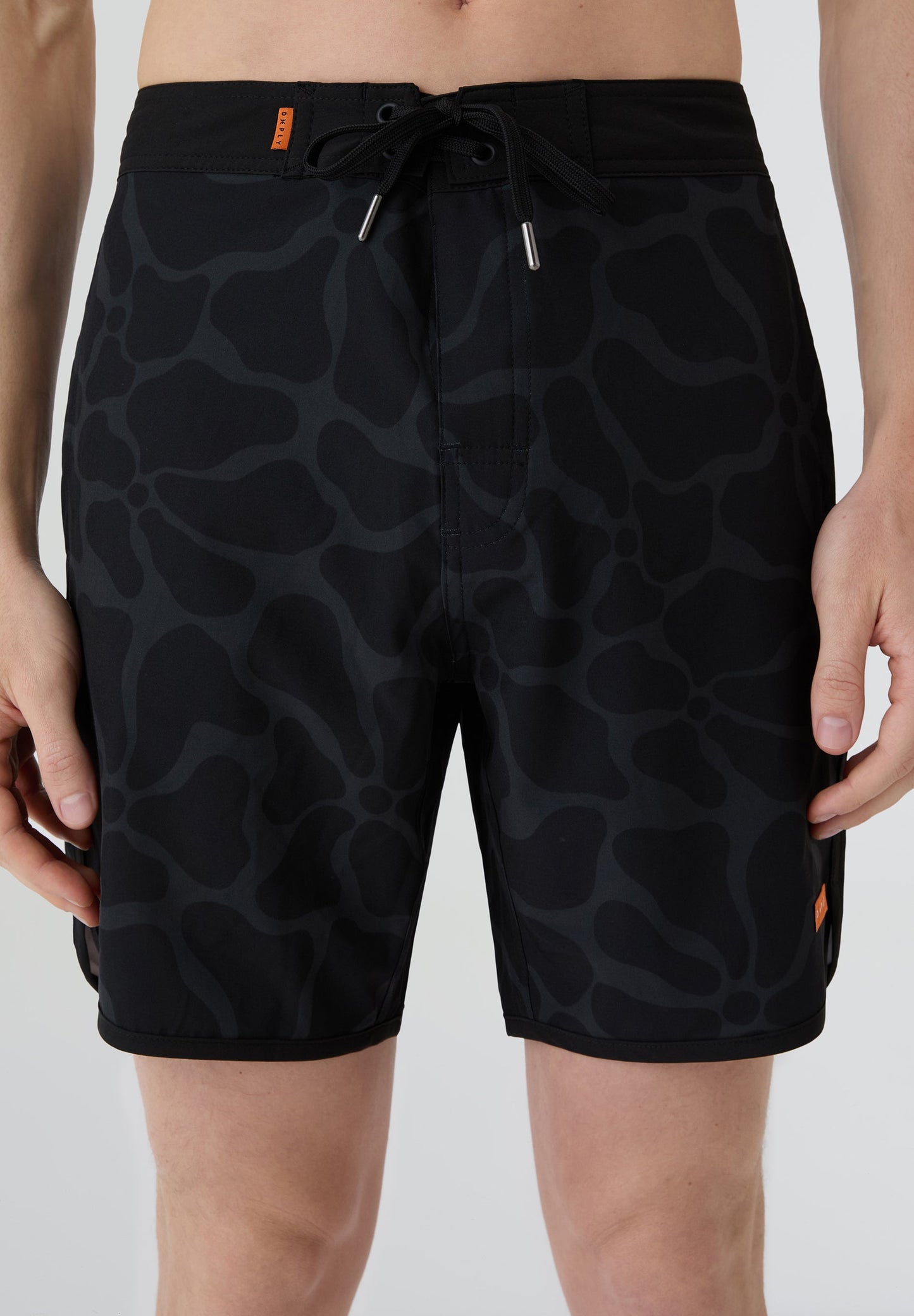 Bañador surf hombre Deeply Beach negro estampado tonal con modelo vista frontal