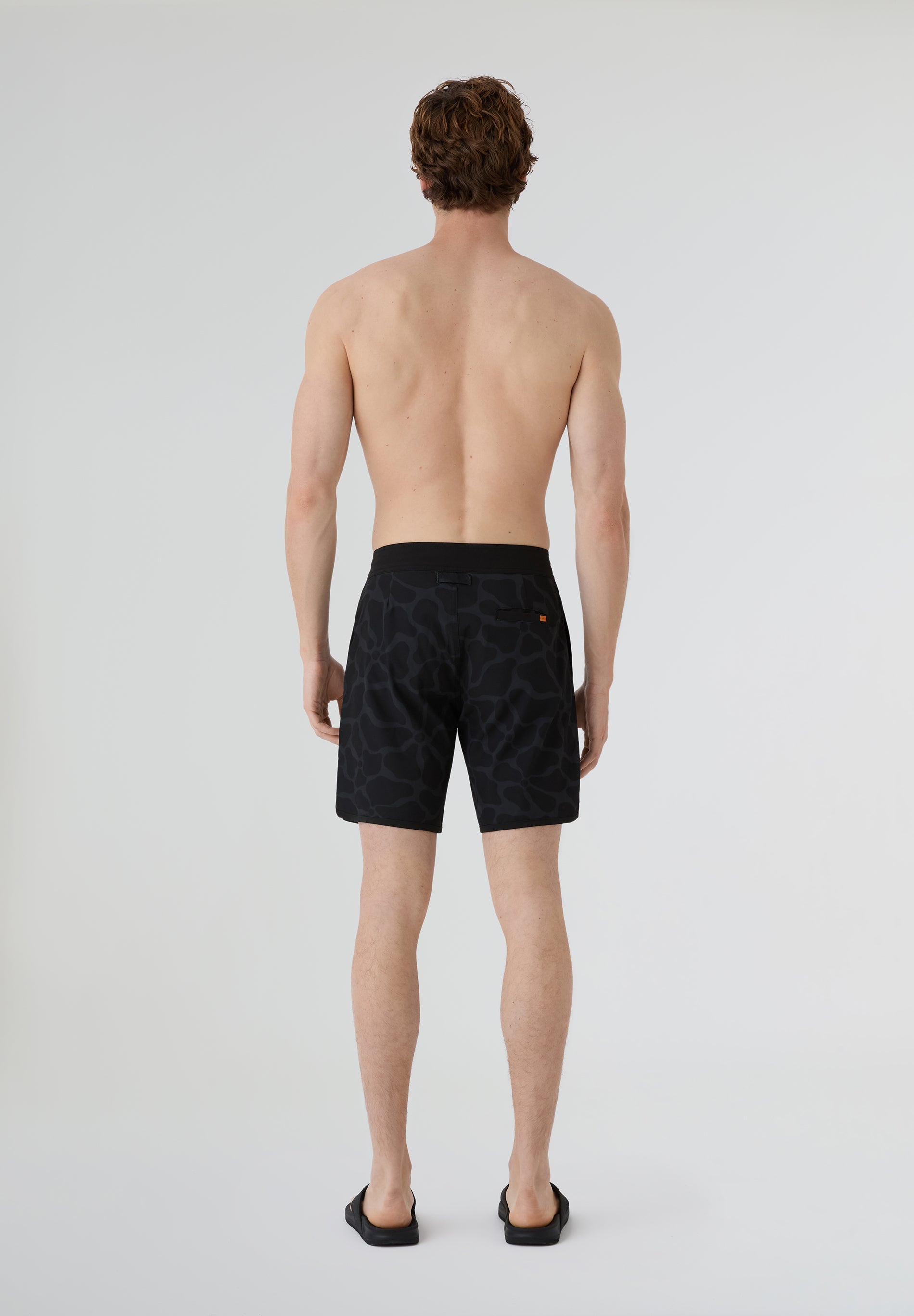 Bañador surf hombre Deeply Beach negro estampado con modelo vista trasera