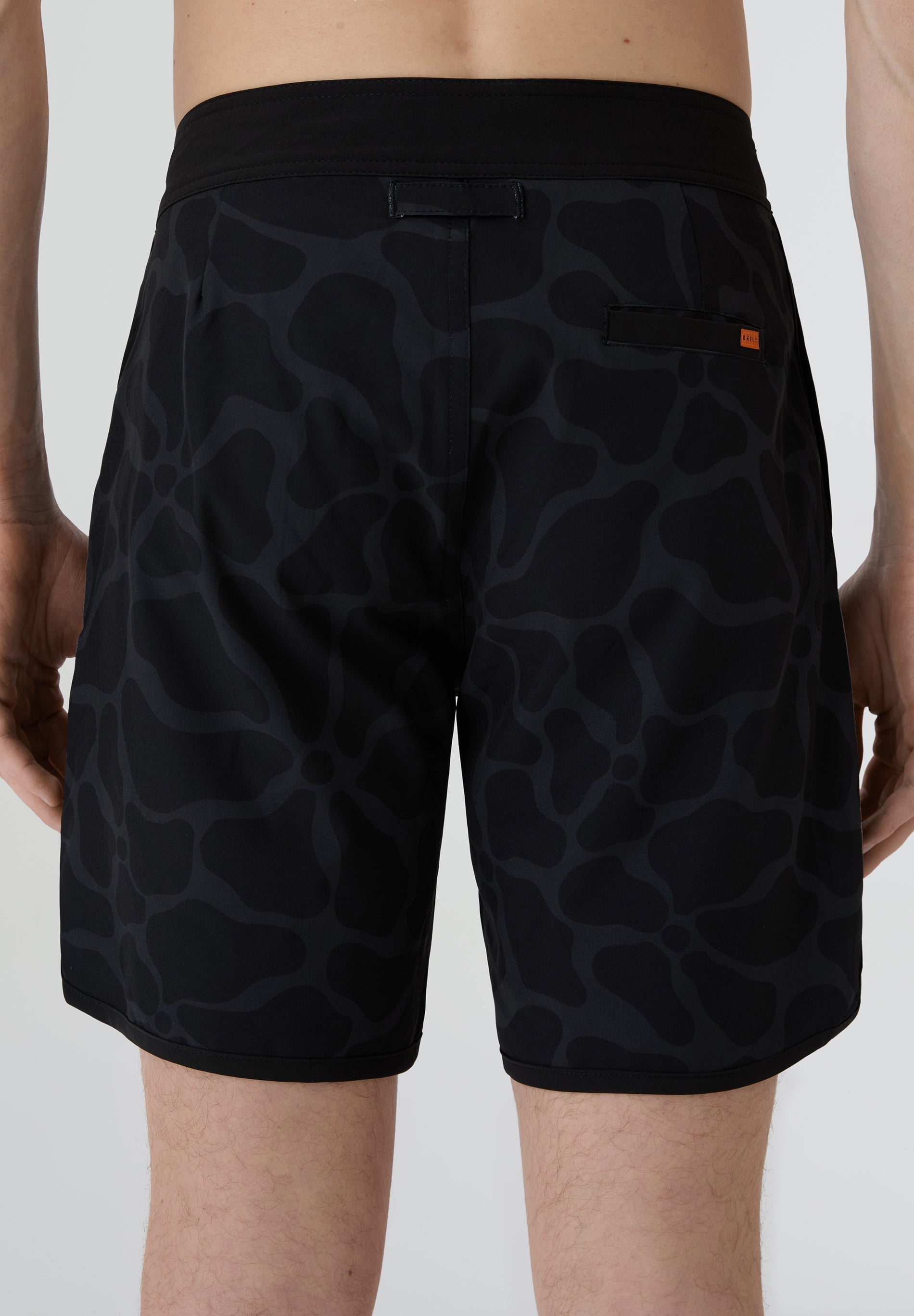 Bañador boardshort Deeply Beach hombre negro estampado plano frontal