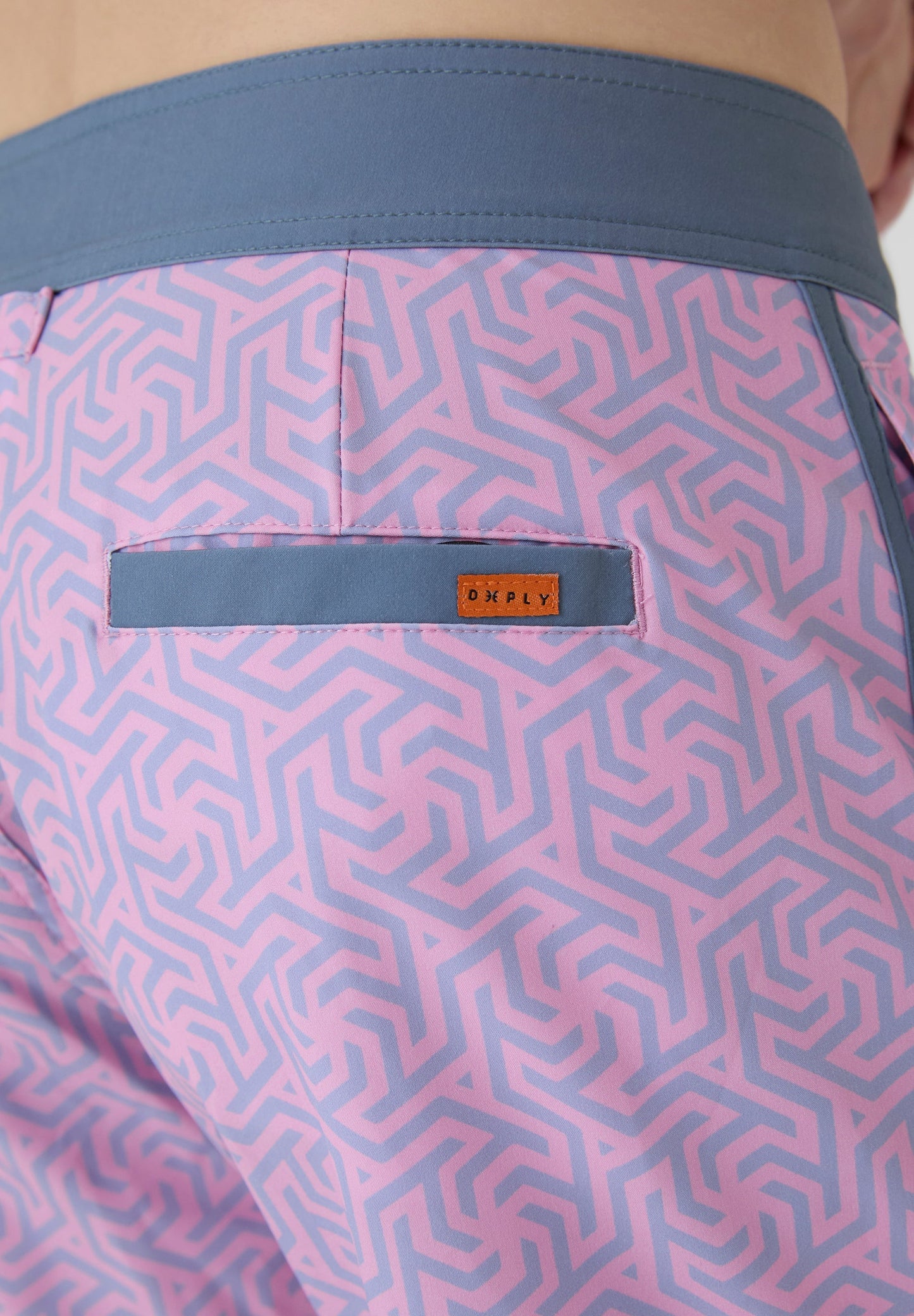 Detalle bolsillo lateral bañador surf hombre Deeply Beach rosa estampado