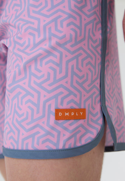 Detalle etiqueta naranja lateral bañador surf hombre Deeply Beach rosa