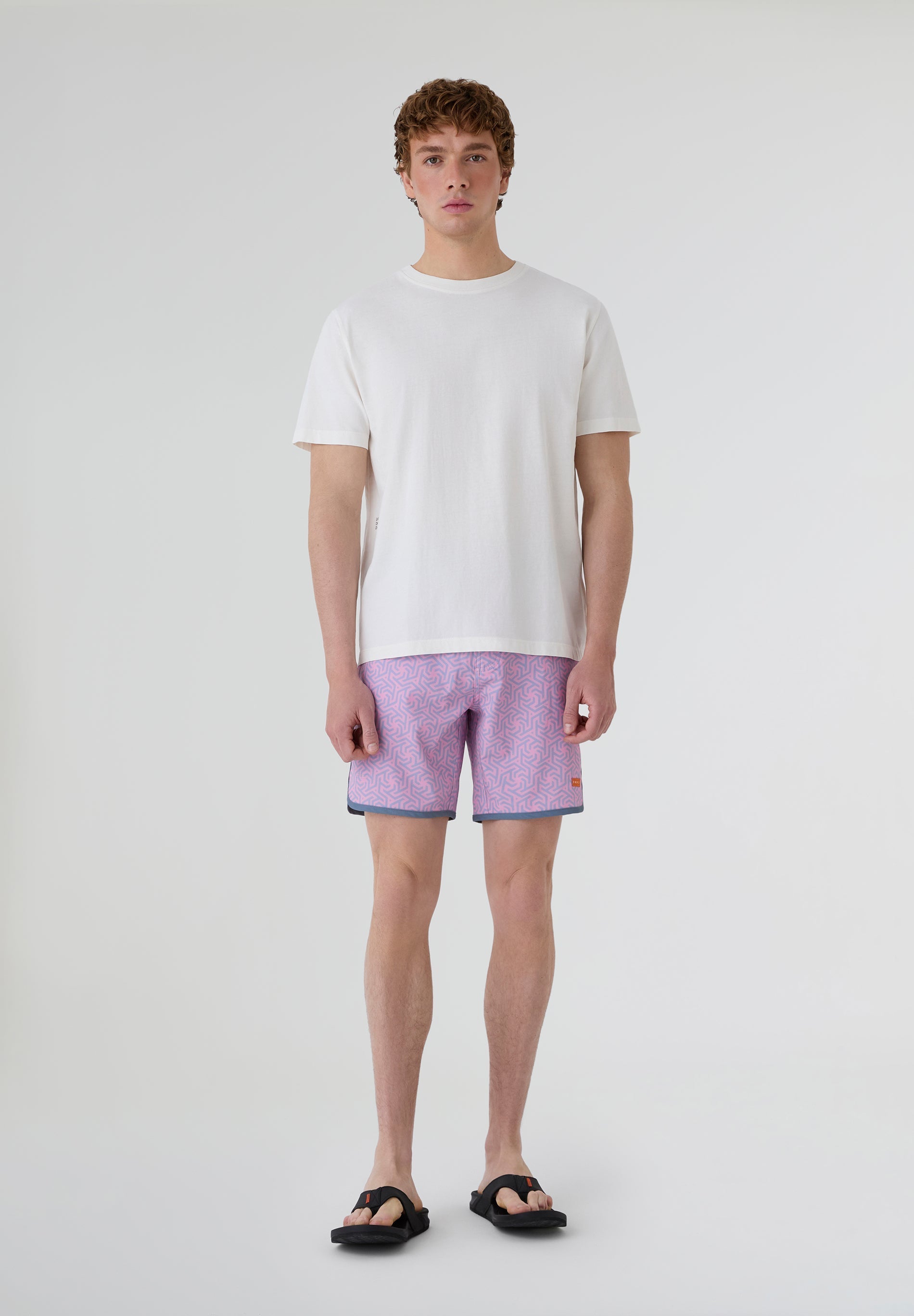 Bañador surf hombre Deeply Beach rosa estampado con modelo vista completa