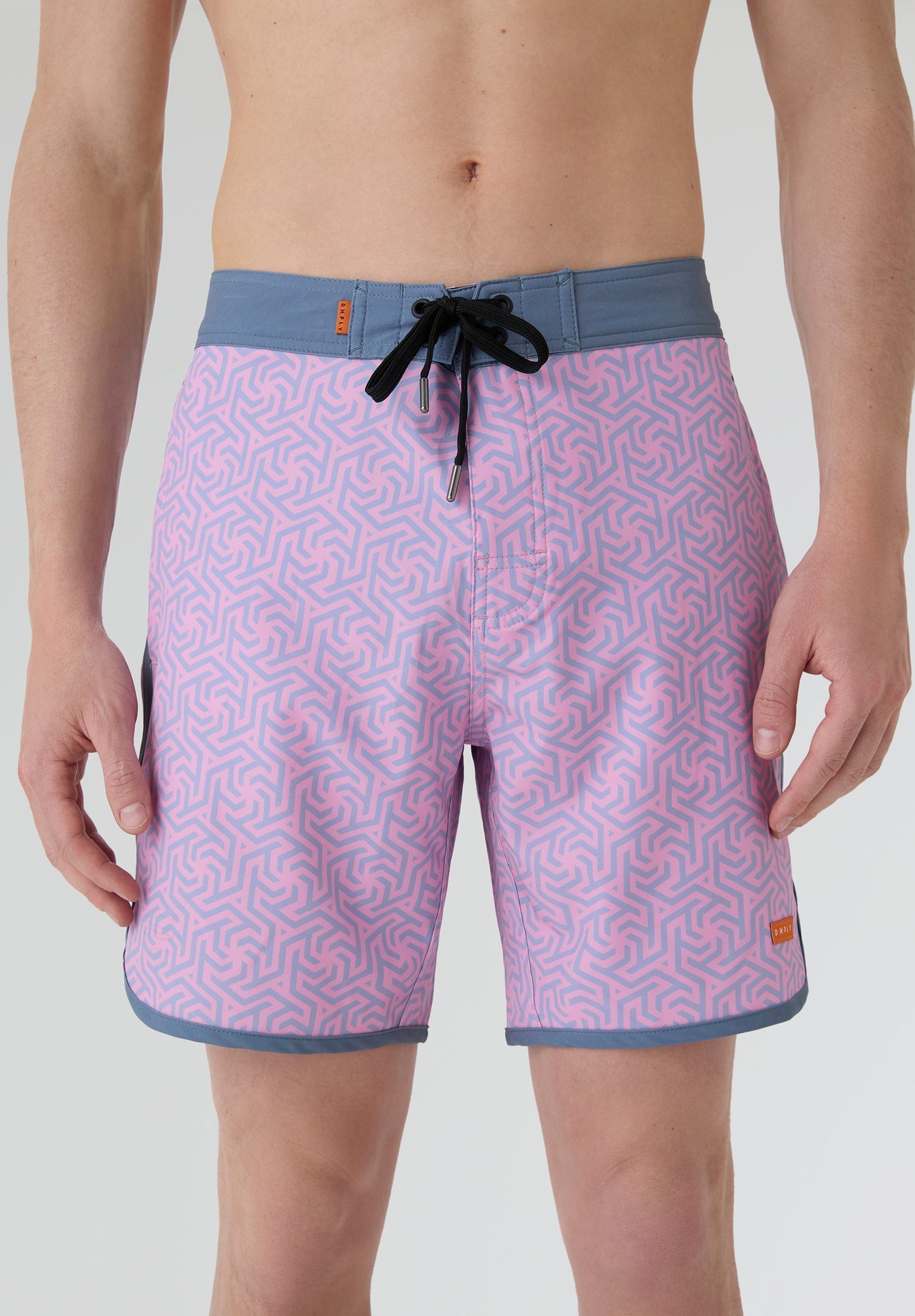 Bañador surf hombre Deeply Beach rosa estampado geométrico con modelo vista frontal