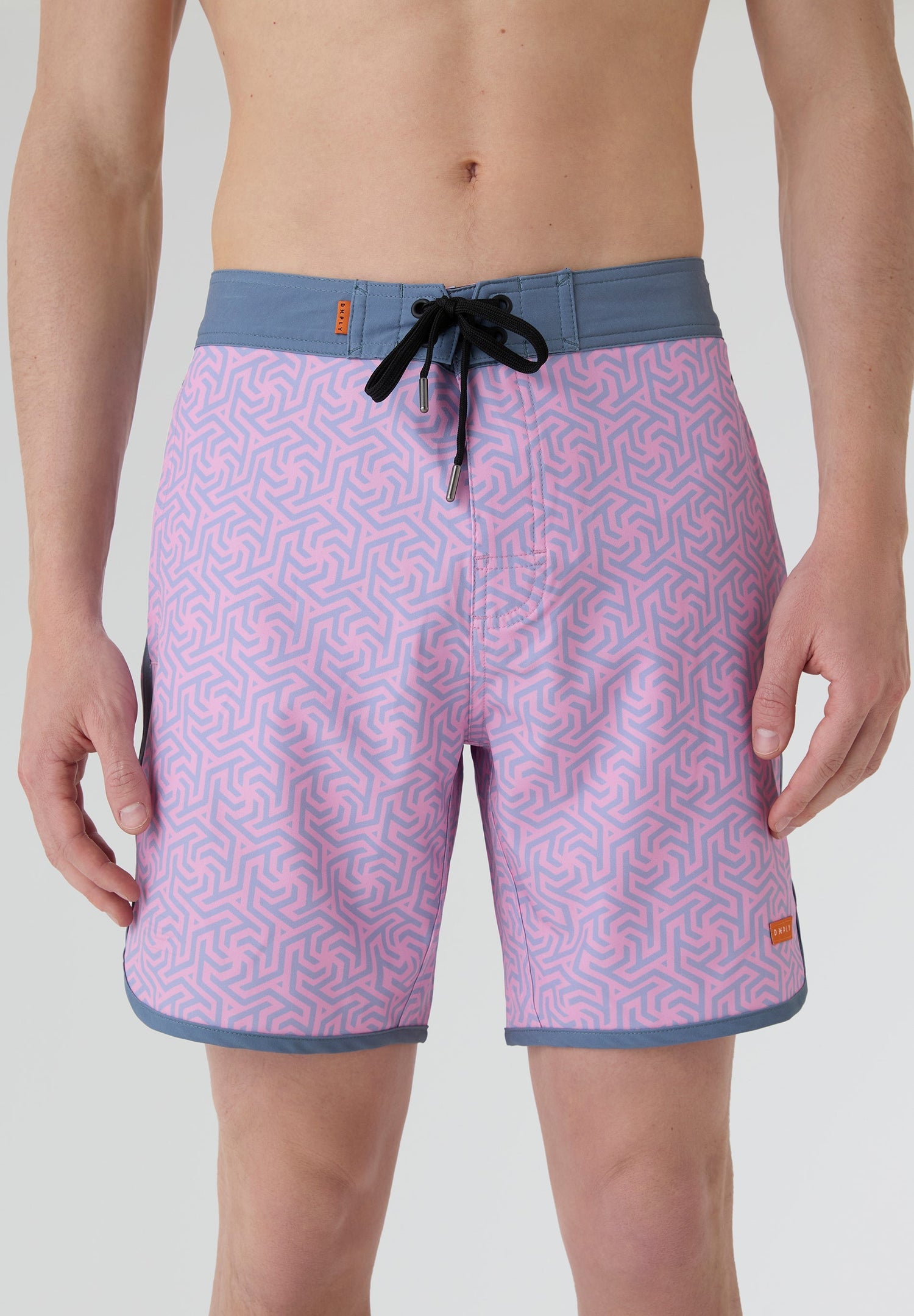 Bañador surf hombre Deeply Beach rosa estampado geométrico con modelo vista frontal