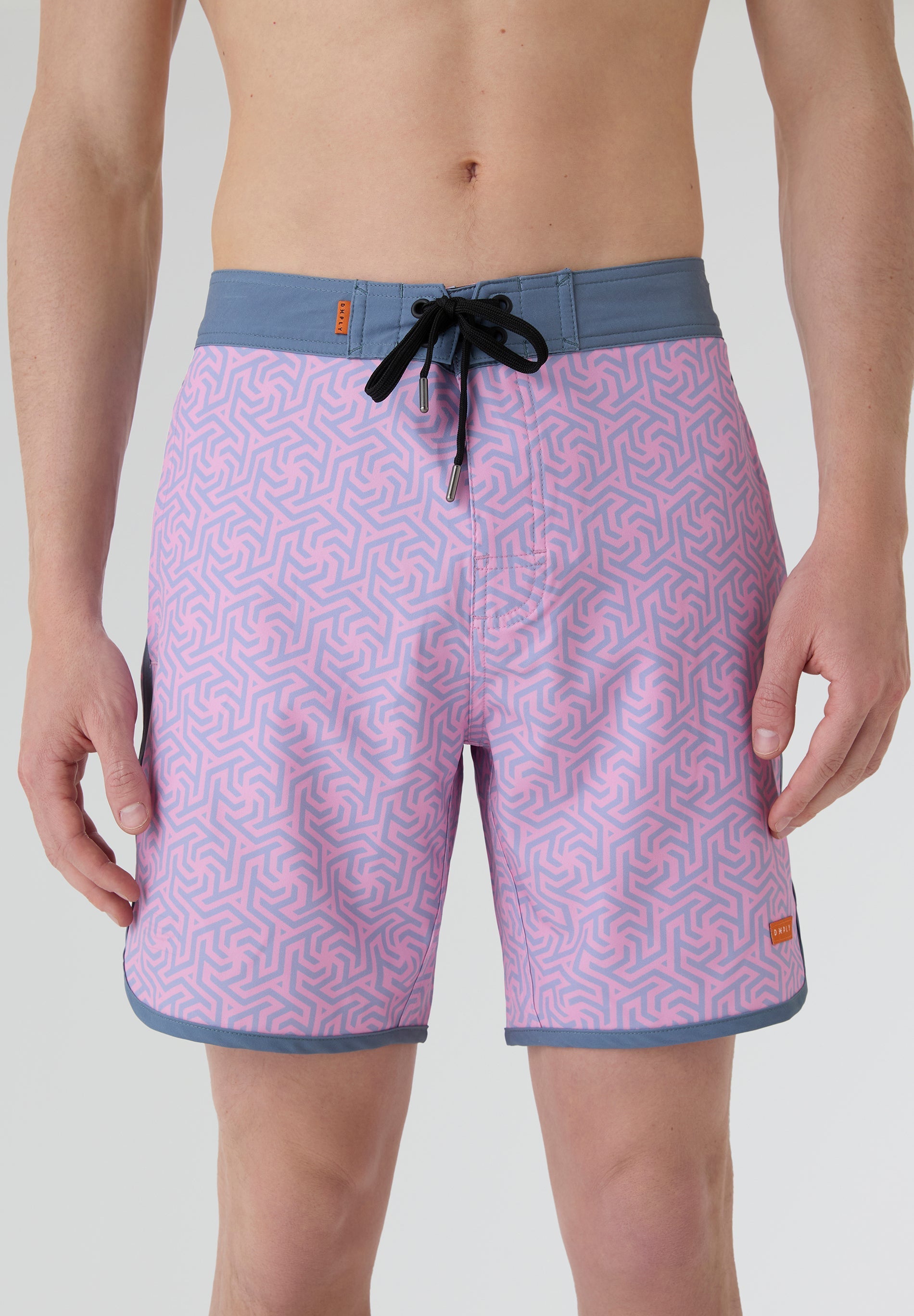 Bañador surf hombre Deeply Beach rosa estampado geométrico con modelo vista frontal