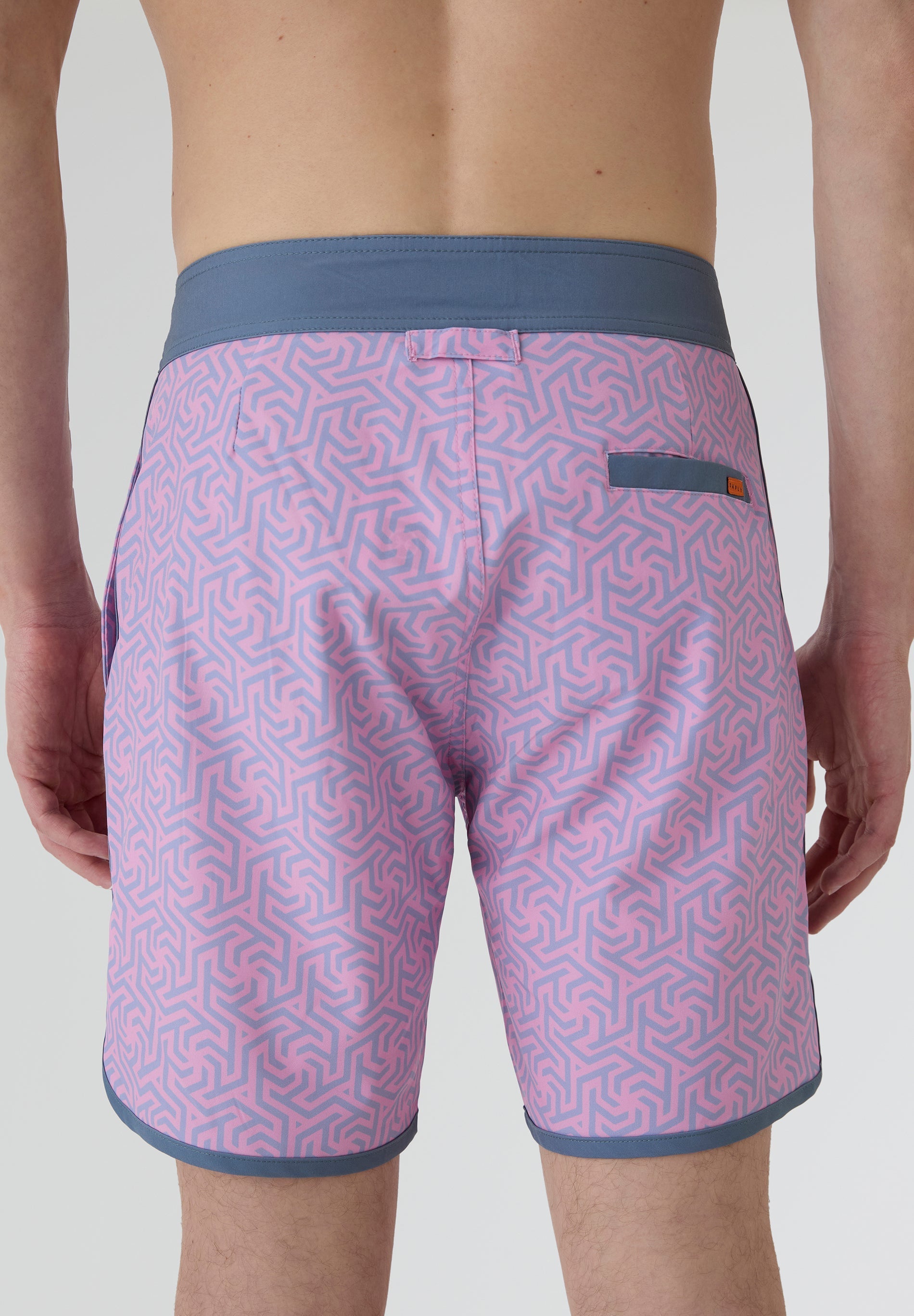 Bañador boardshort Deeply Beach hombre rosa estampado plano frontal