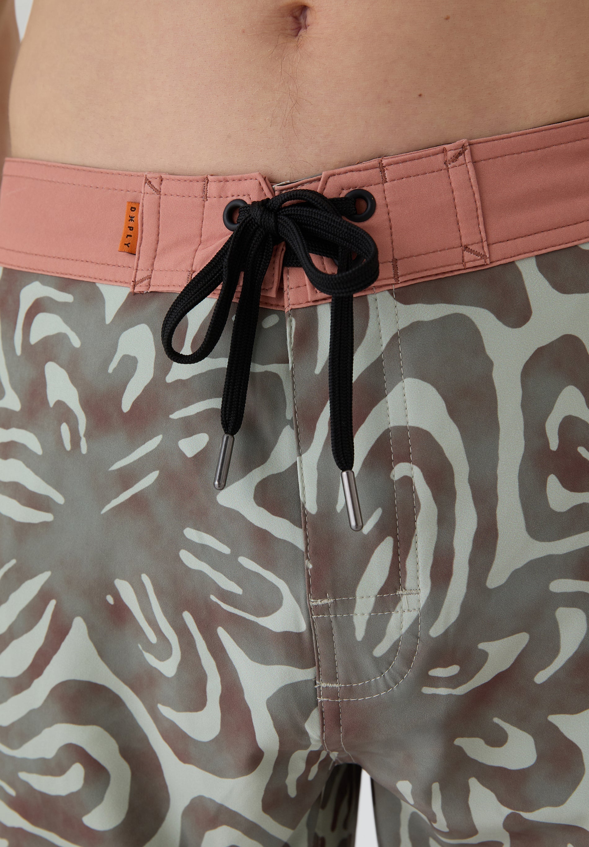 Detalle cintura y cordón coral bañador surf hombre Deeply Beach verde