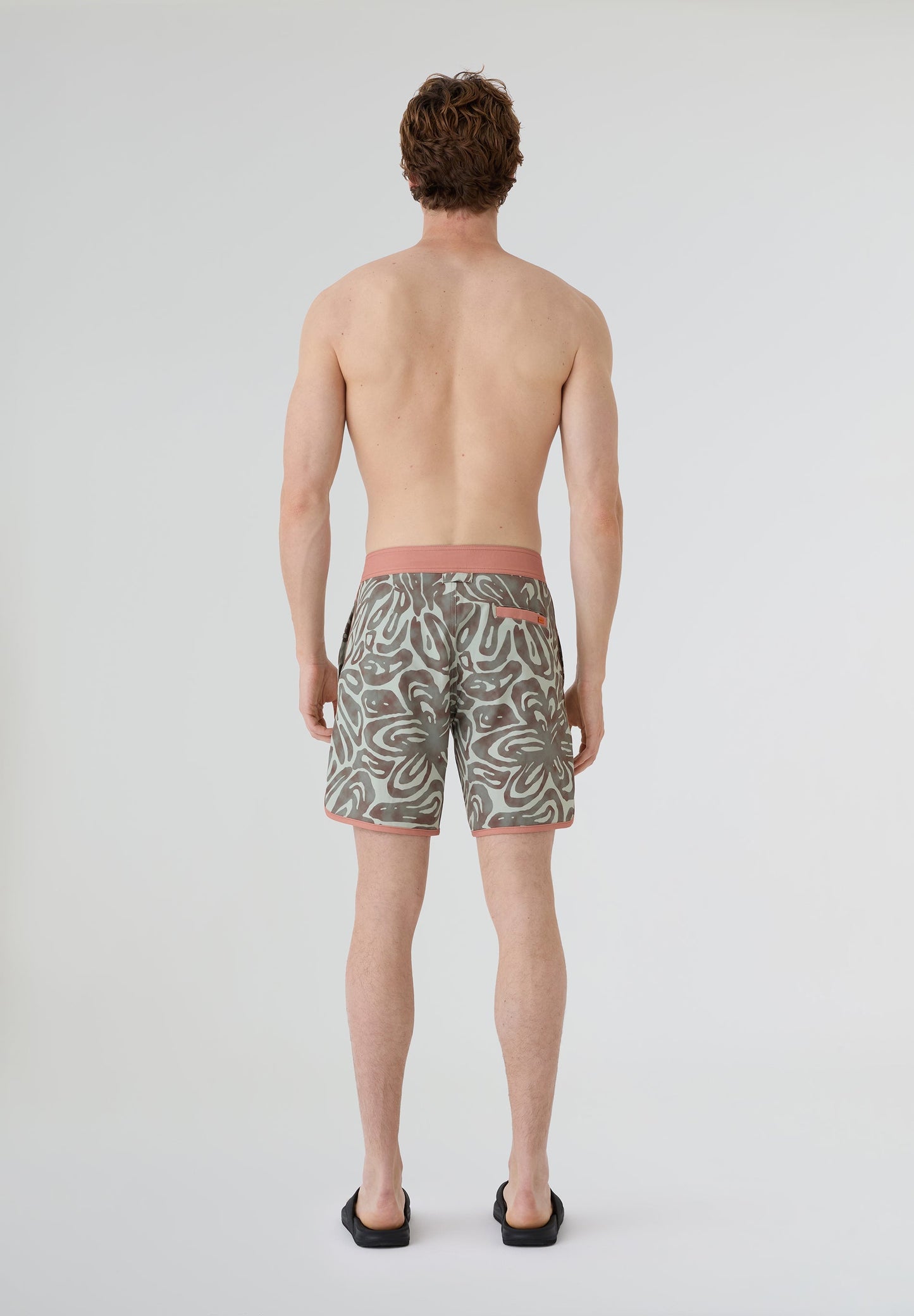 Bañador surf hombre Deeply Beach verde con modelo vista trasera completa