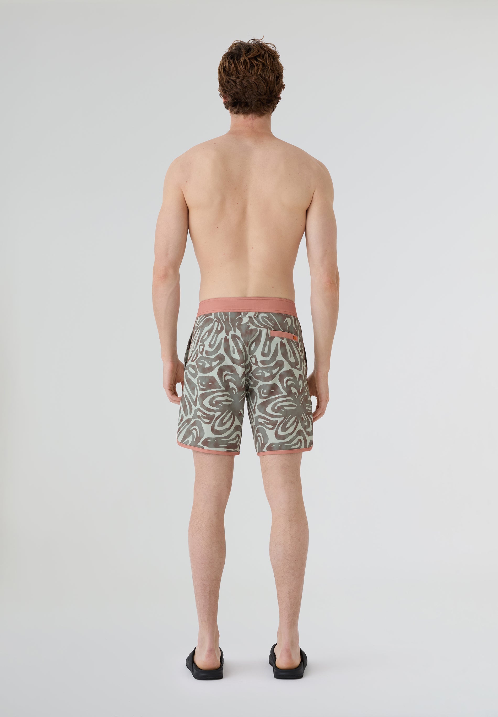 Bañador surf hombre Deeply Beach verde con modelo vista trasera completa