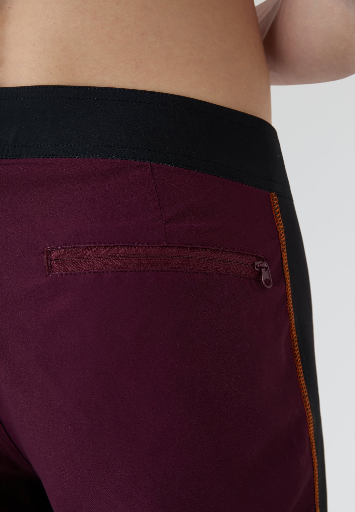 Detalle bolsillo trasero con cierre bañador surf Deeply Limitless II hombre